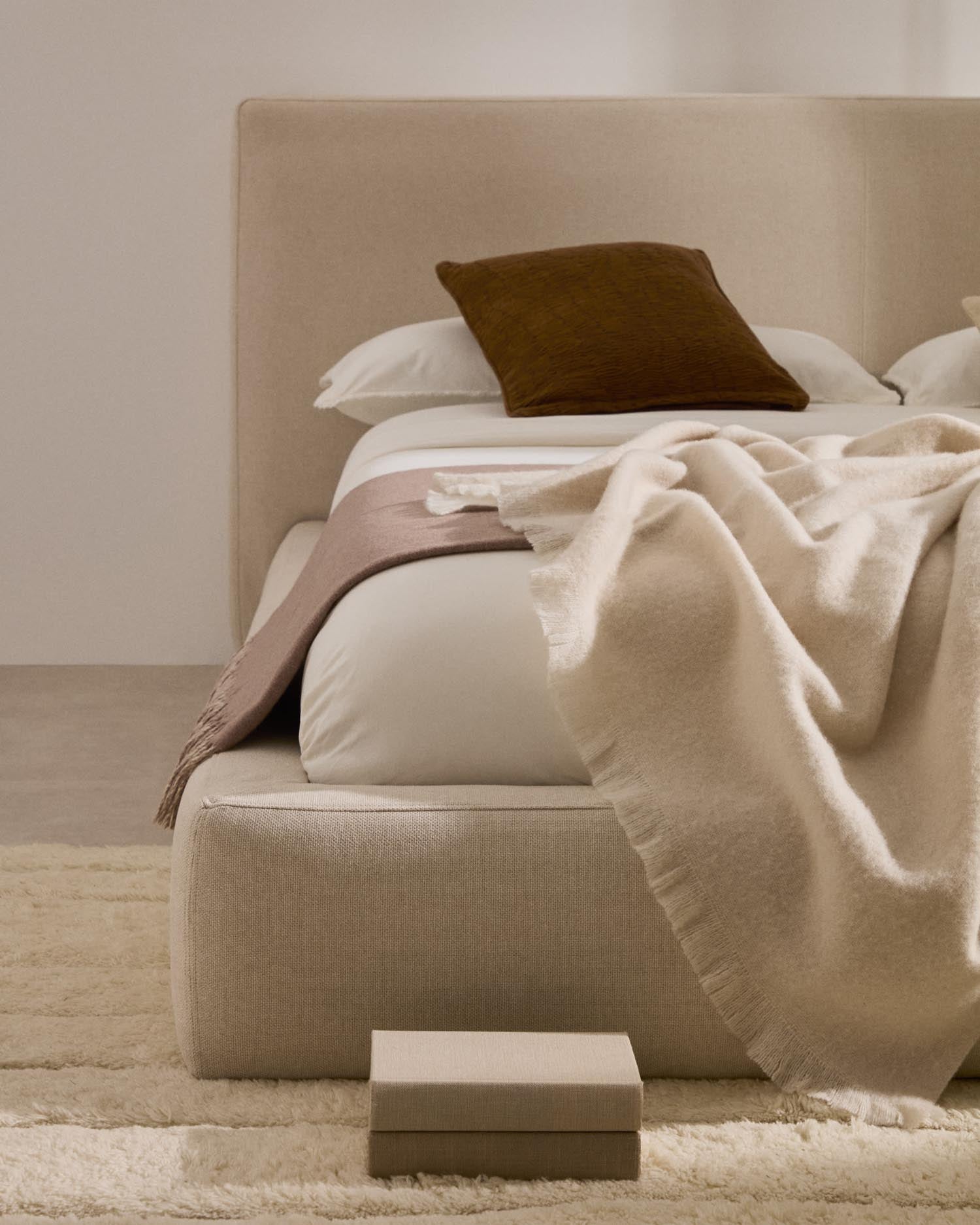 Stilvolles Bett Blok in Beige, abziehbar, für 180x200 cm Matratzen, FSC Mix Credit zertifiziert, von Kave Home.