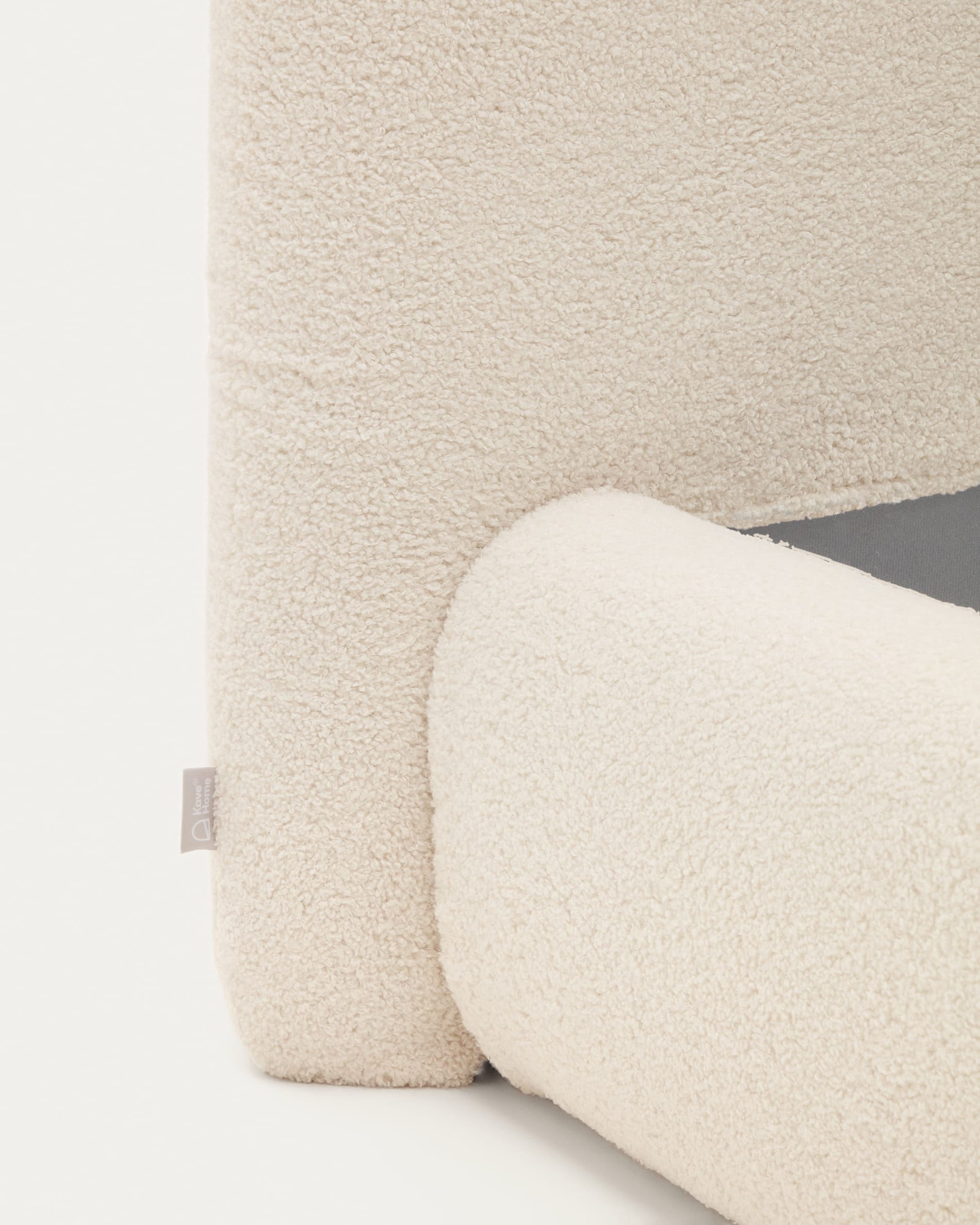 Stilvolles Martina Bett mit abnehmbarem Bouclé-Bezug in Ecru, passend für 90x200 cm Matratzen, FSC-zertifiziert, von Kave Home.