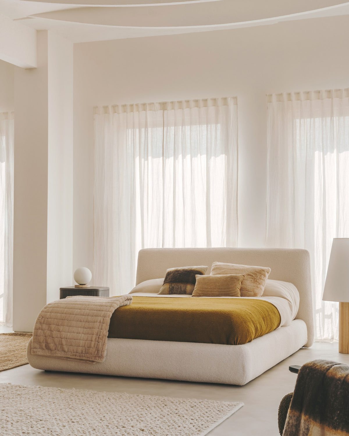 Martina Bett mit abnehmbarem Bezug aus Bouclé in Ecru für Matratze von 180 x 200 cm FSC Mix Credit in Ecru präsentiert im Onlineshop von KAQTU Design AG. Bett ist von Kave Home