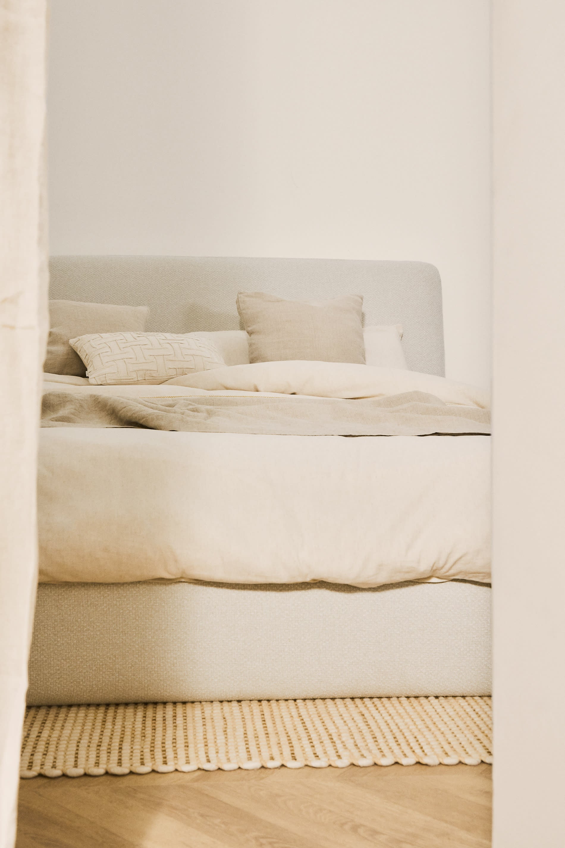 Discharge bed Martina with an EcrUf -colored chenille for mattress size 180 x 200 cm