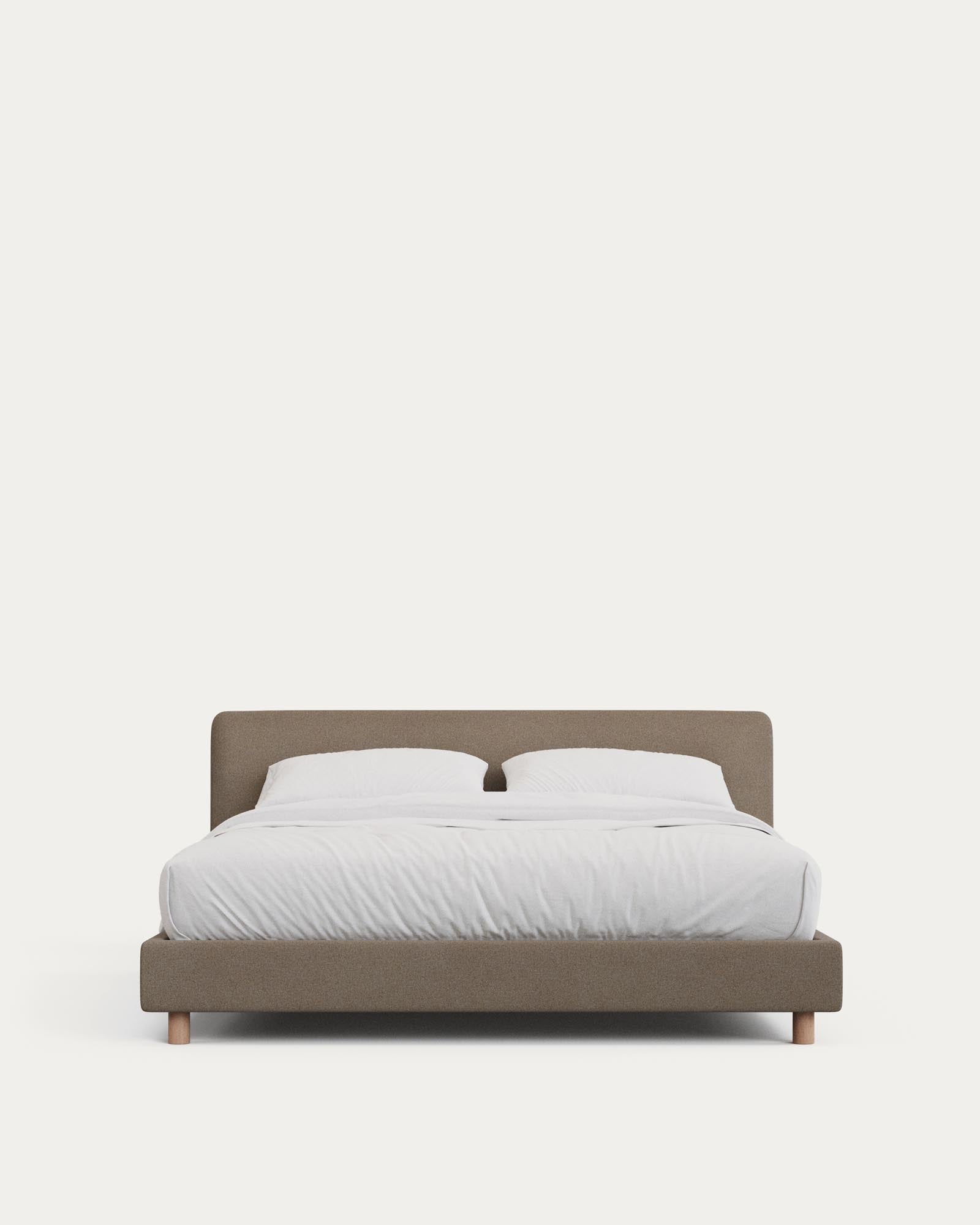 Abziehbares Bett Valma mit brauner Chenille und Beinen aus massivem Buchenholz für Matratzengrösse 160 x 200 cm in Hellbraun präsentiert im Onlineshop von KAQTU Design AG. Bett ist von Kave Home
