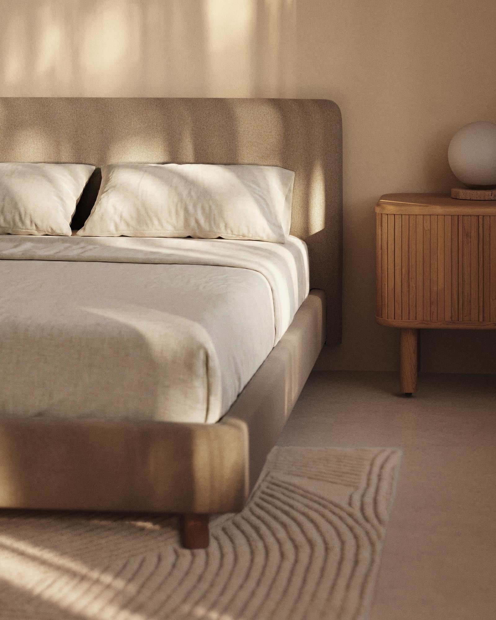 Elegantes abziehbares Bett Valma in brauner Chenille mit stabilen Buchenholzbeinen, ideal für Matratzengröße 160 x 200 cm.