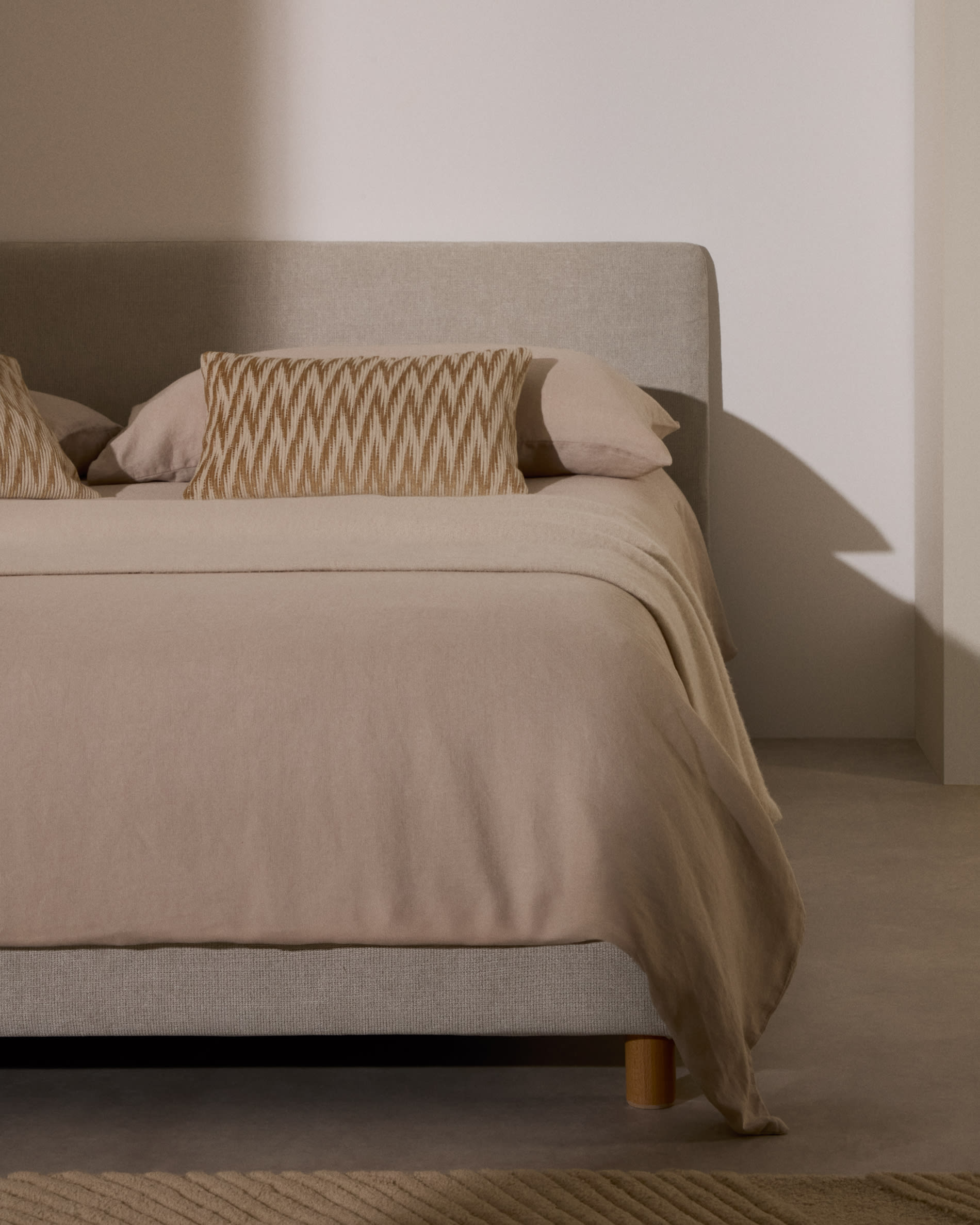 Elegantes Valma Bett aus perlfarbener Chenille, abziehbar, mit stabilen Buchenholzbeinen, passend für 160x200 cm Matratzen.