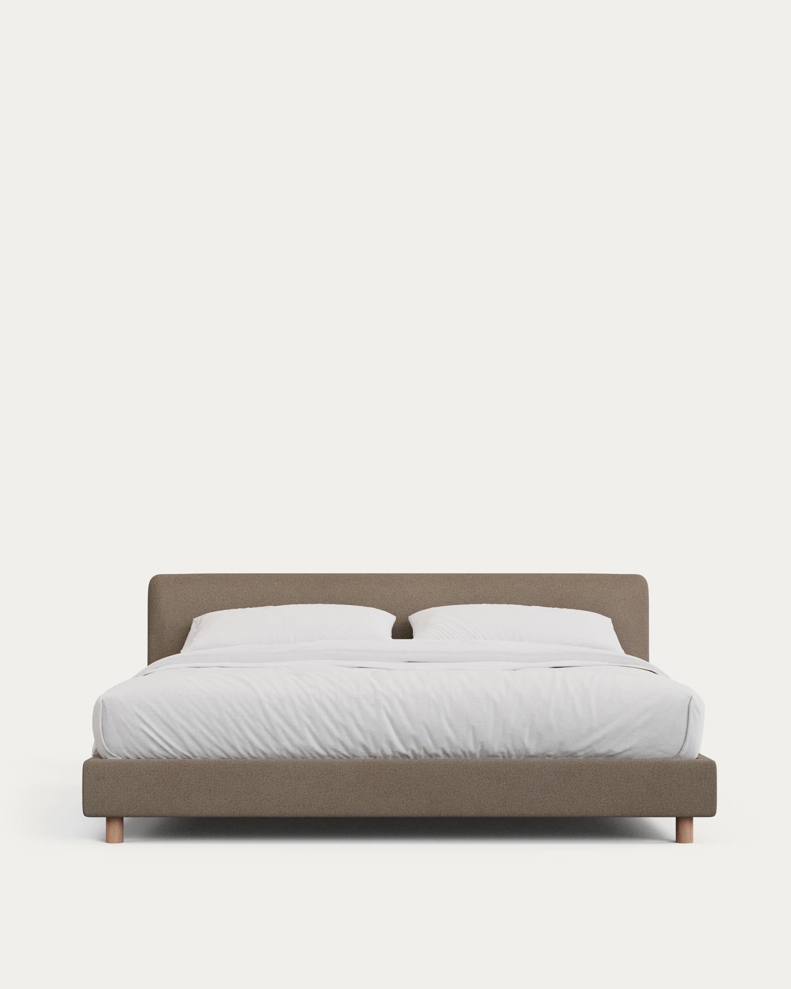 Abziehbares Bett Valma mit brauner Chenille und Beinen aus massivem Buchenholz für Matratzengrösse 180 x 200 cm in Hellbraun präsentiert im Onlineshop von KAQTU Design AG. Bett ist von Kave Home