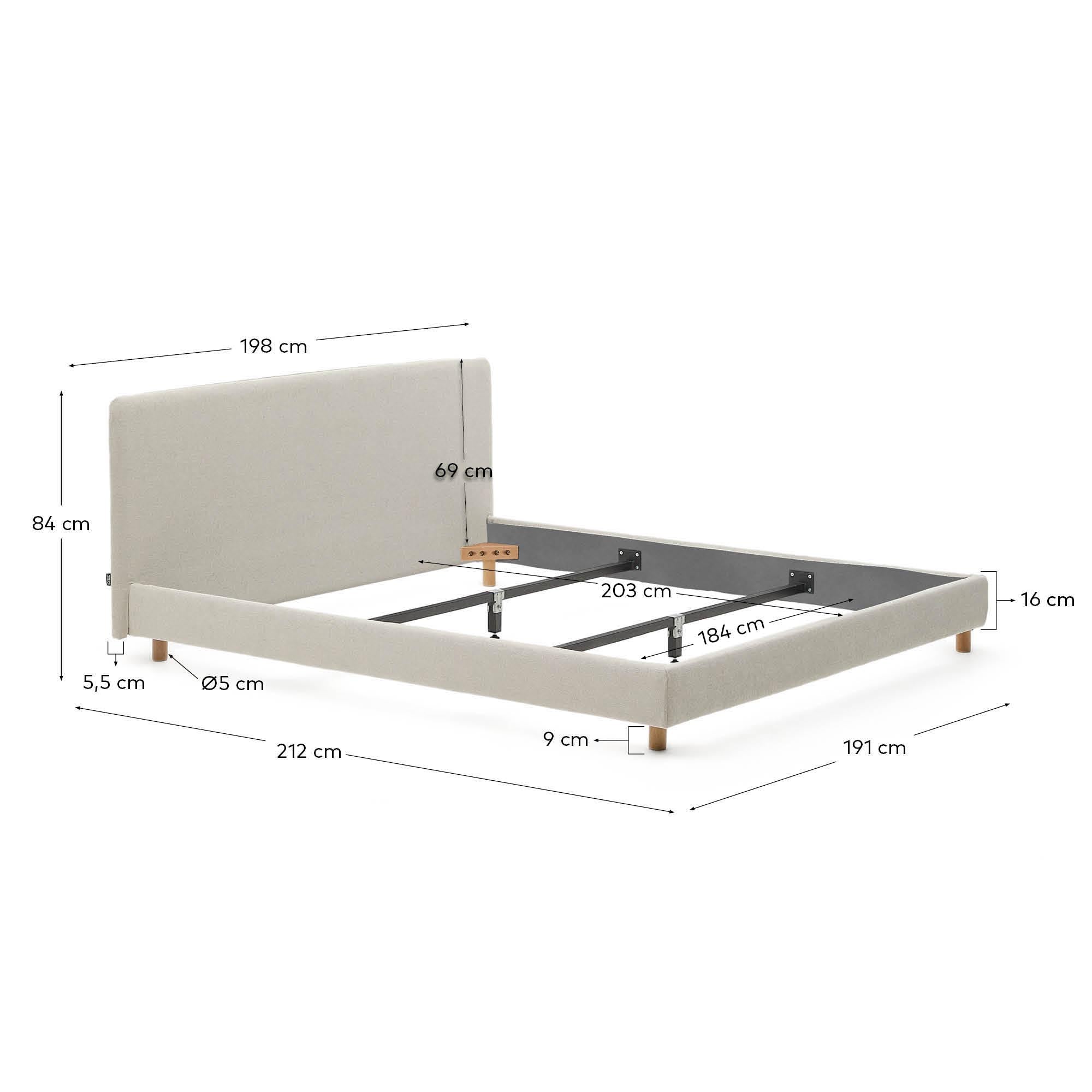 Elegantes Bett Valma in brauner Chenille mit abnehmbarem Bezug und stabilen Buchenholzbeinen, ideal für Matratzen der Größe 180 x 200 cm.