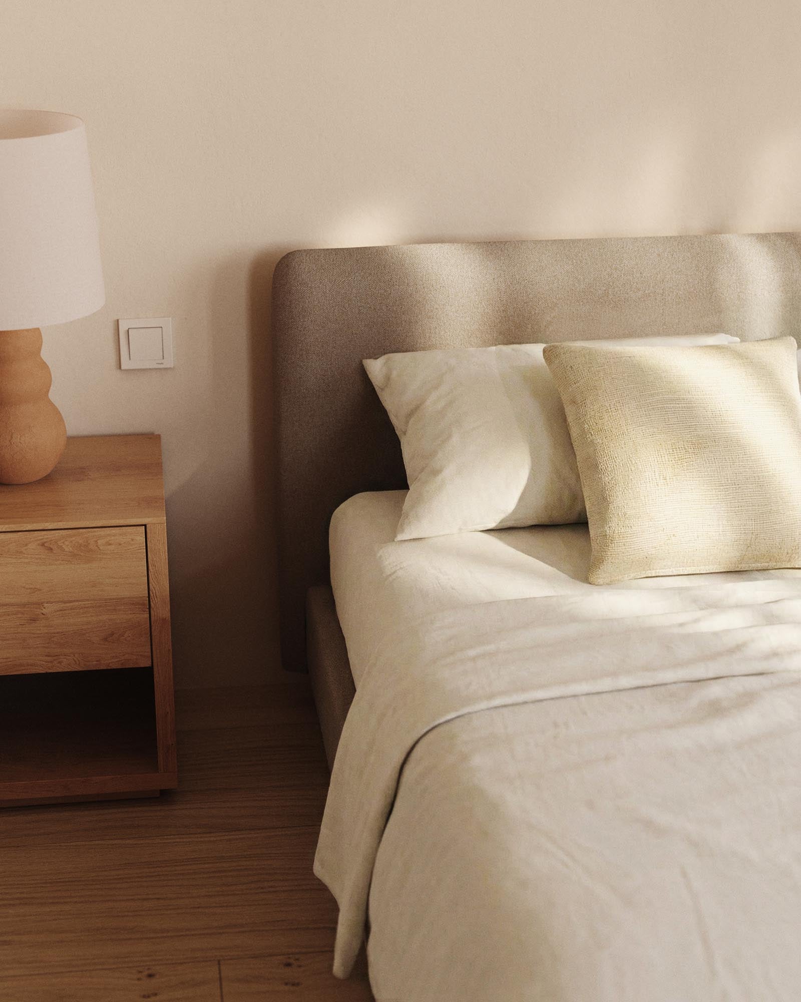 Elegantes abziehbares Bett Valma in brauner Chenille mit stabilen Buchenholzbeinen, ideal für Matratzengröße 180 x 200 cm.