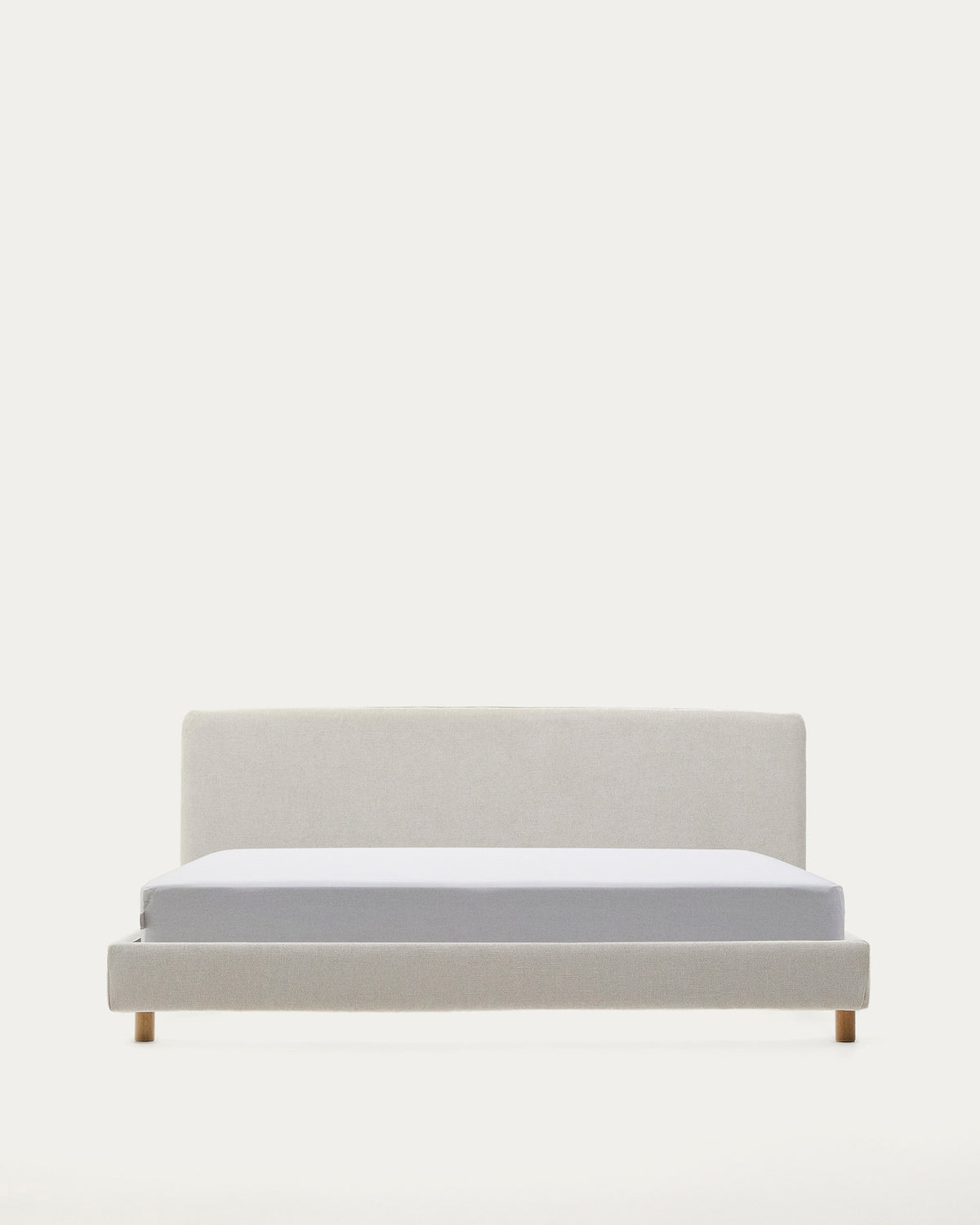Abziehbares Bett Valma aus perlfarbener Chenille mit Beinen aus massivem Buchenholz für Matratze von 180 x 200 cm in Perle präsentiert im Onlineshop von KAQTU Design AG. Bett ist von Kave Home