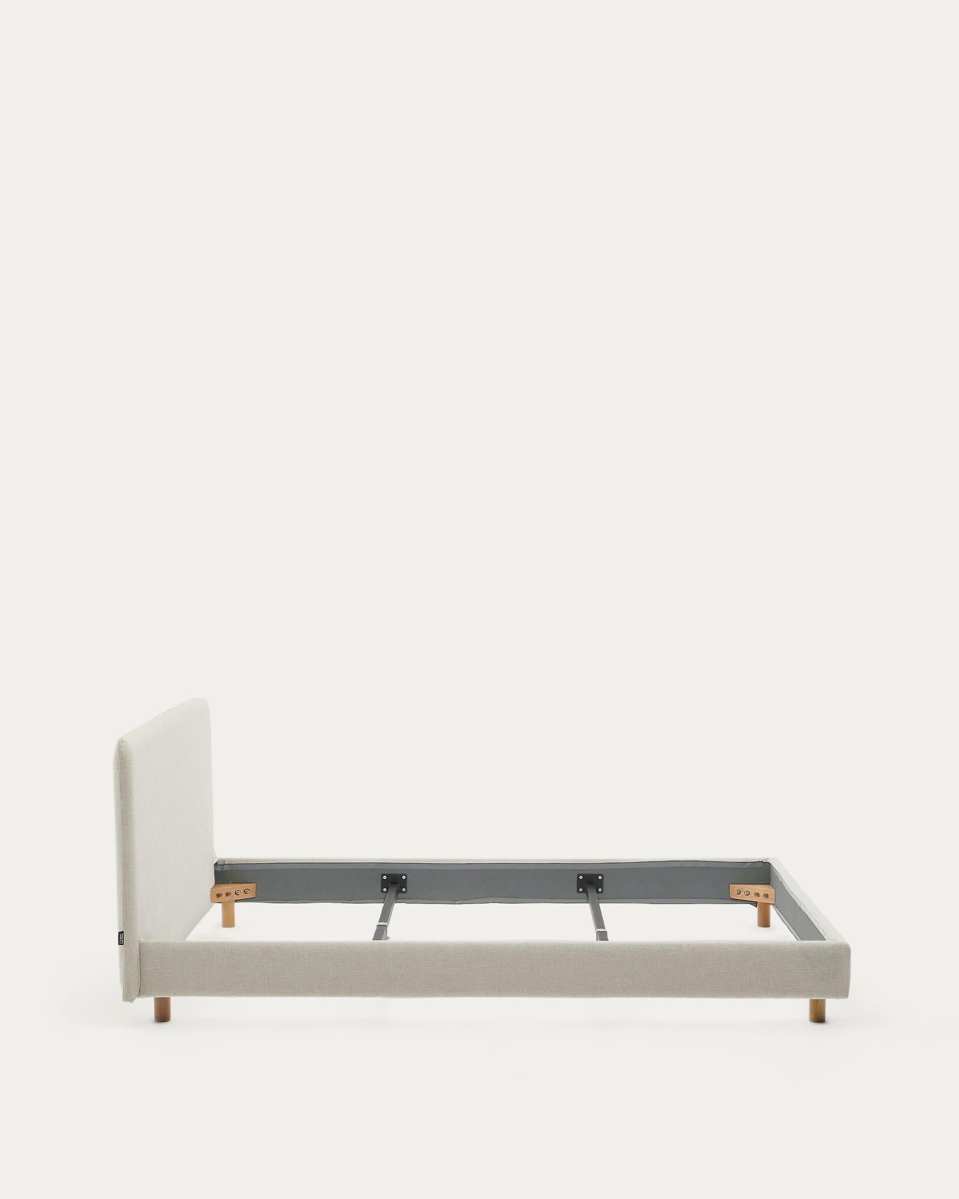 Elegantes Valma Bett aus perlfarbener Chenille, abziehbar, mit stabilen Buchenholzbeinen, passend für 180x200 cm Matratzen.