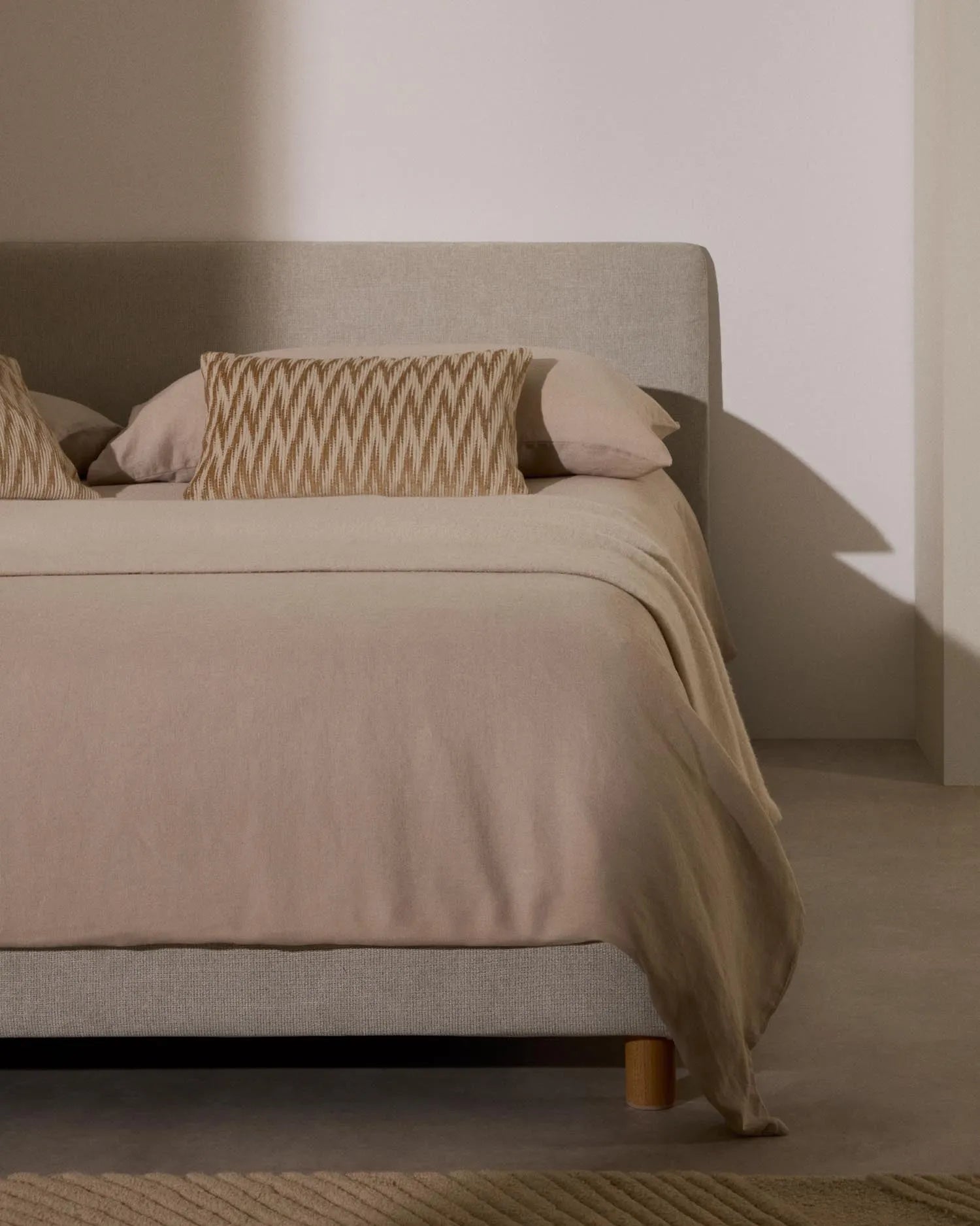 Abziehbares Kopfteil Valma aus perlfarbener Chenille für 160 x 200 cm großes Bett in Perle präsentiert im Onlineshop von KAQTU Design AG. Zubehör Bett ist von Kave Home