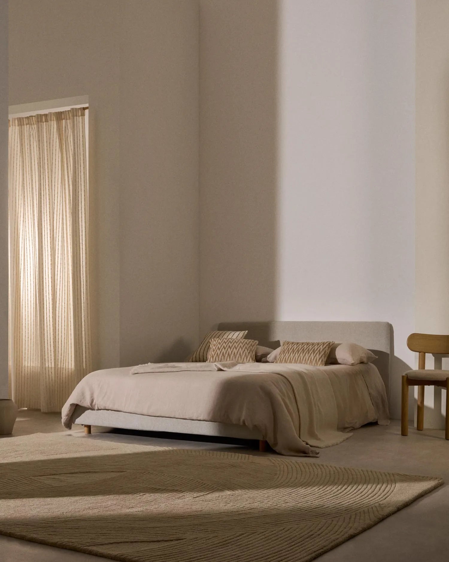 Abziehbares Kopfteil Valma aus perlafarbener Chenille für 180 x 200 cm großes Bett in Perle präsentiert im Onlineshop von KAQTU Design AG. Zubehör Bett ist von Kave Home