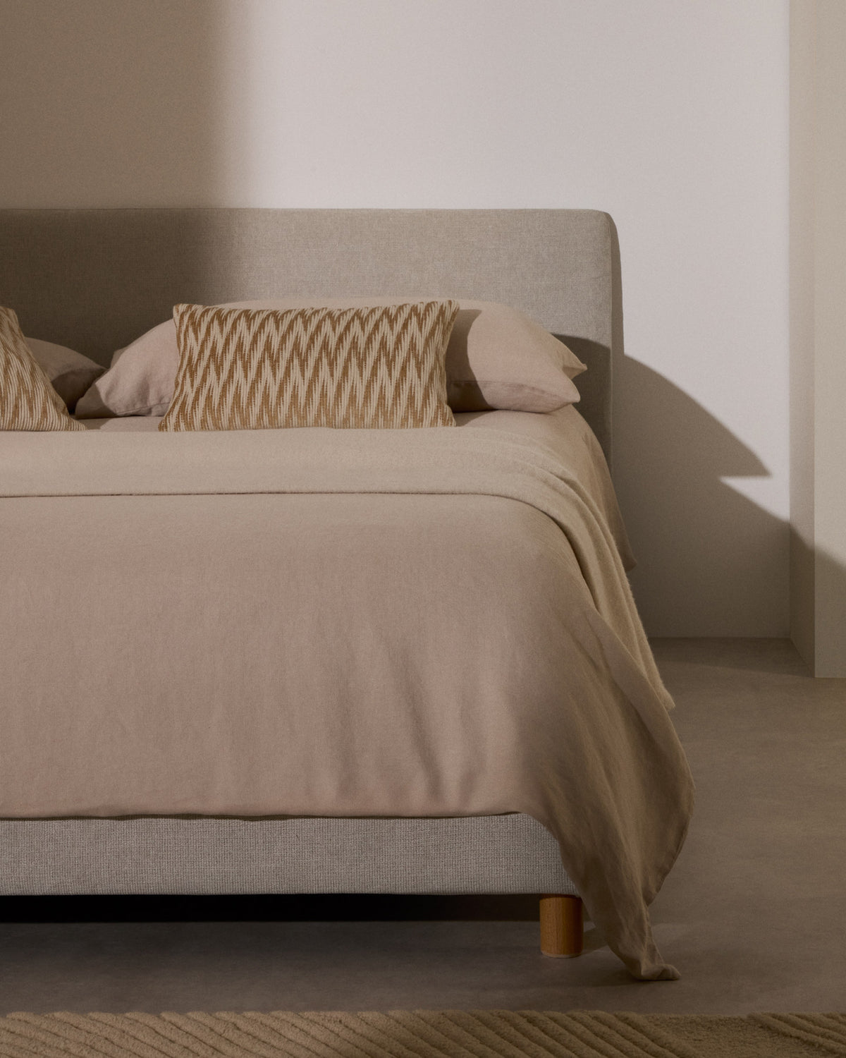 Kopfteilüberzug Valma aus perlfarbener Chenille für Betten bis 90 cm Breite in Perle präsentiert im Onlineshop von KAQTU Design AG. Zubehör Bett ist von Kave Home