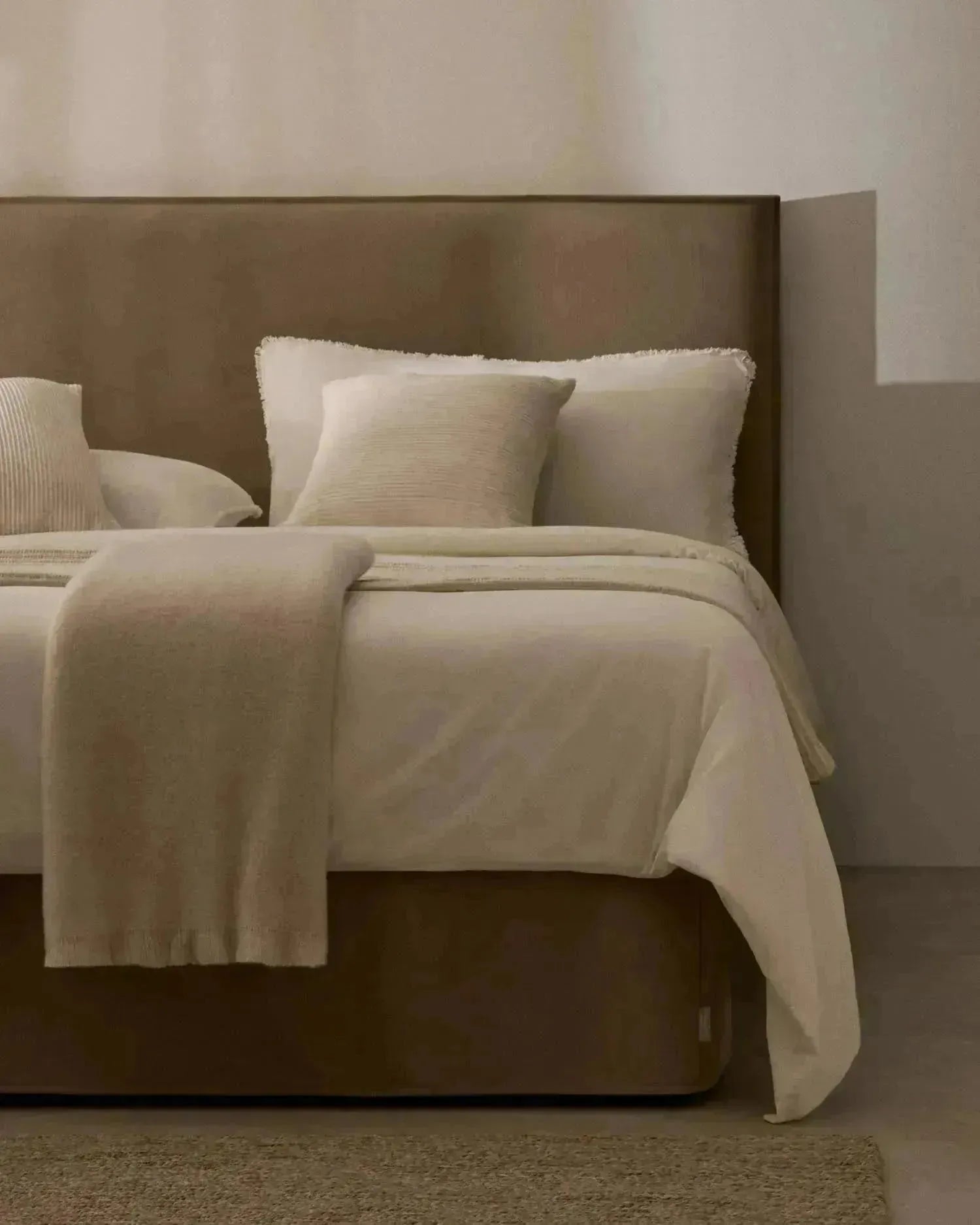 Bett mit abnehmbarem Bezug Jaira aus Leinen und Baumwolle taupe für eine Matratze von 90x200cm FSC Mix Credit in Taupe präsentiert im Onlineshop von KAQTU Design AG. Bett ist von Kave Home
