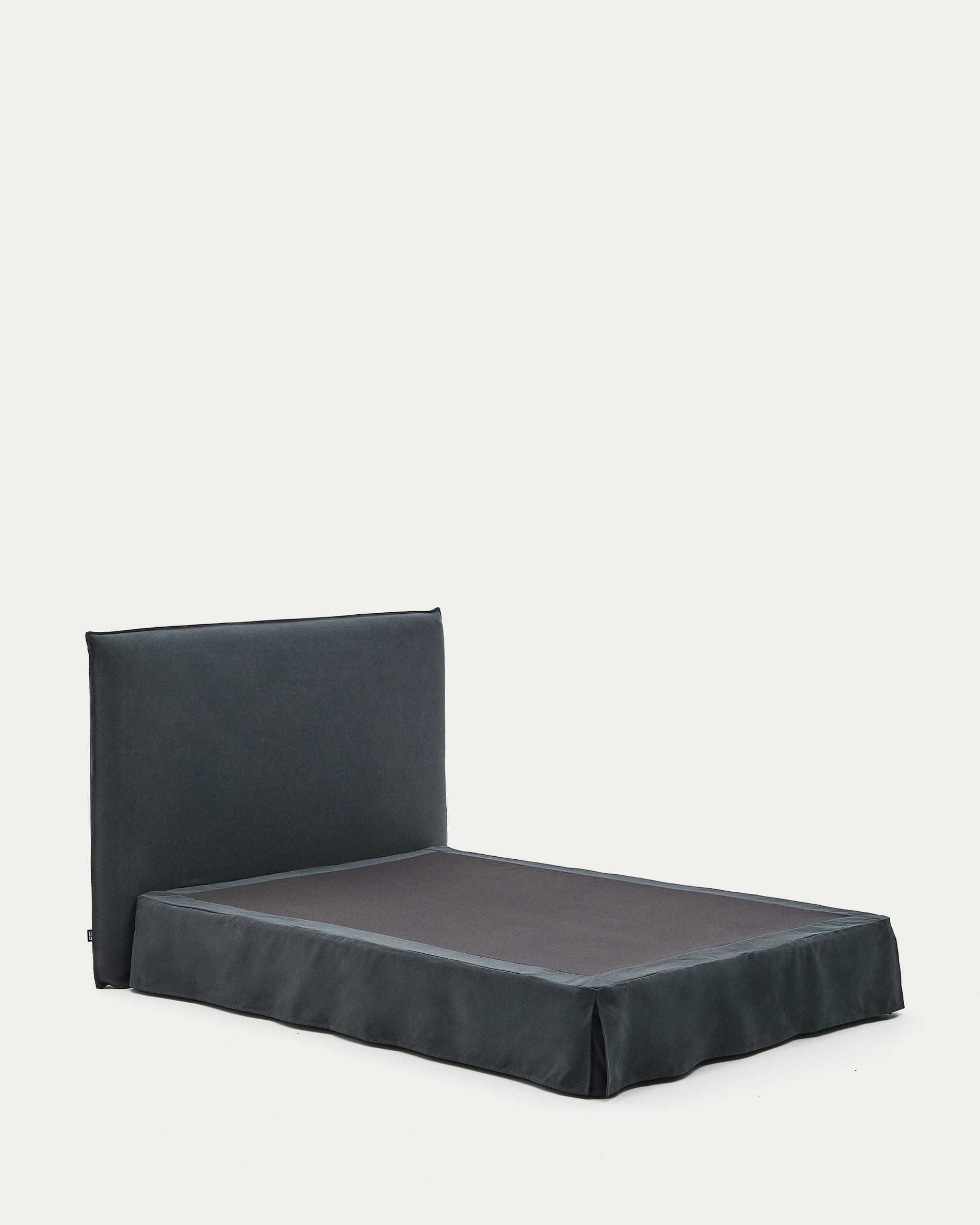Stilvolles Bett Jaira in Anthrazitgrau mit abnehmbarem Bezug aus Leinen und Baumwolle, ideal für 150x190 cm Matratzen, von Kave Home.
