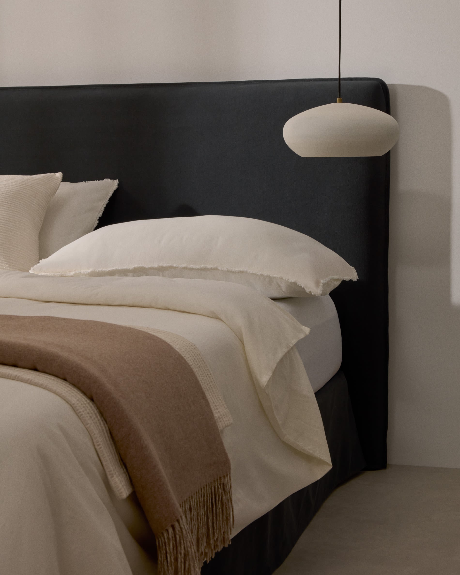 Elegantes Bett Jaira in Anthrazitgrau, mit abnehmbarem Leinen-Baumwollbezug, passend für 160x200 cm Matratzen, von Kave Home.