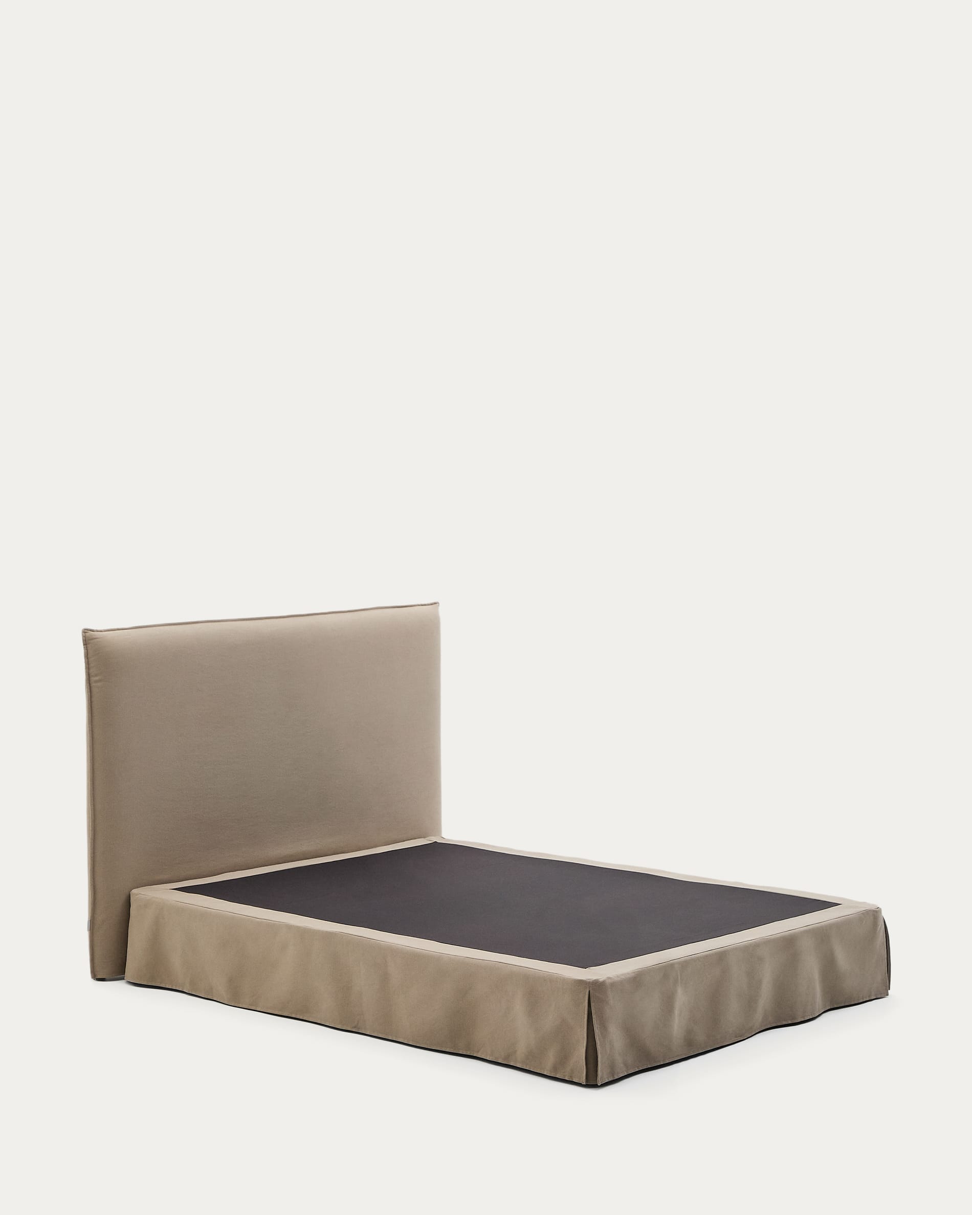Stilvolles Bett Jaira mit taupefarbenem Leinen-Baumwollbezug, abnehmbar, für 160x200 cm Matratzen, von Kave Home.