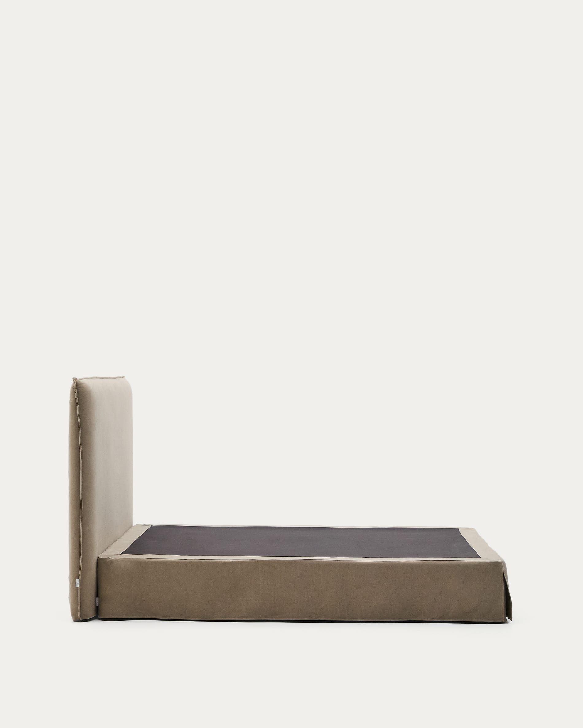 Elegantes Bett Jaira mit taupefarbenem Leinen-Baumwollbezug, abnehmbar, passend für 160x200 cm Matratzen, von Kave Home.