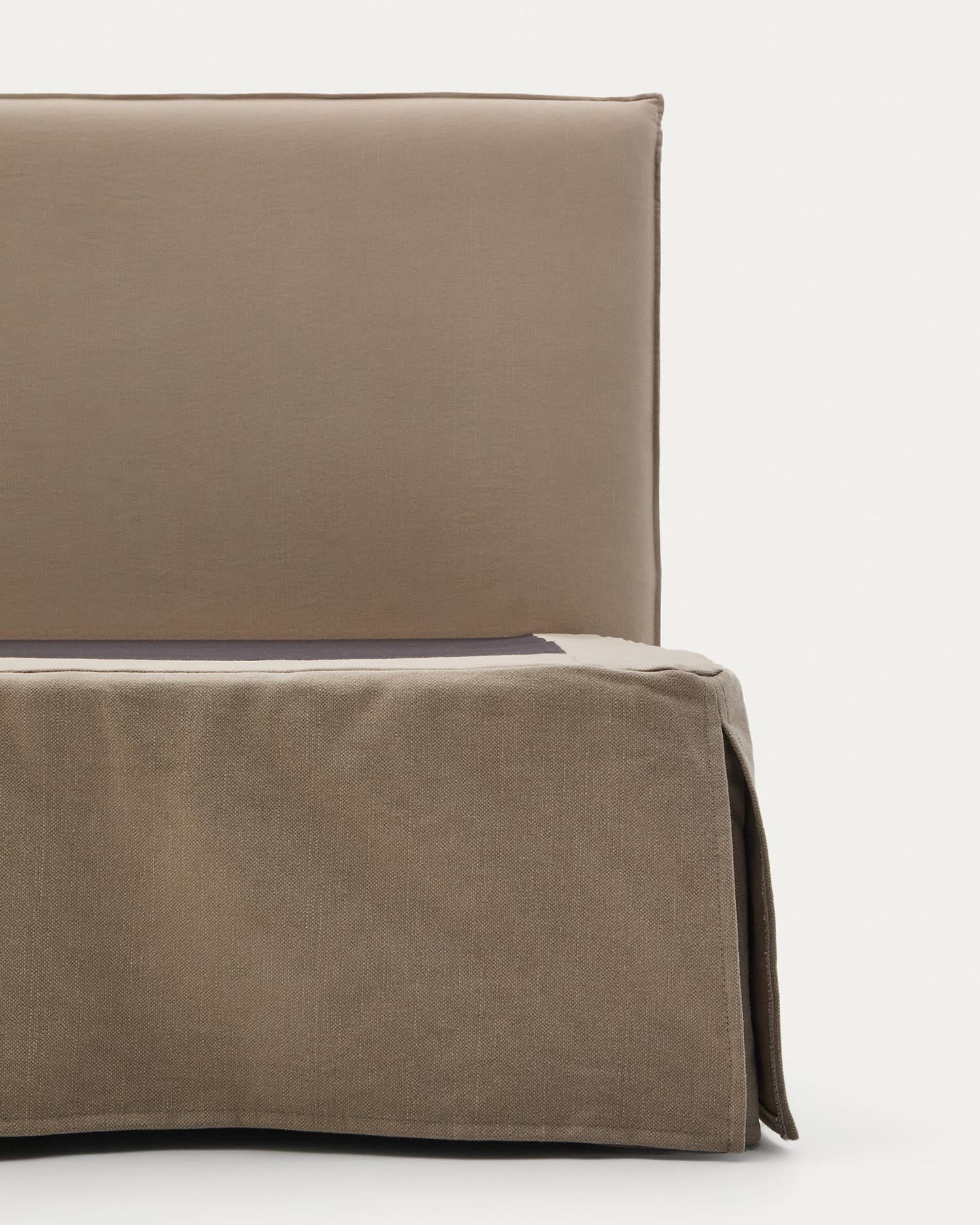 Stilvolles Bett Jaira mit taupefarbenem Leinen-Baumwollbezug, abnehmbar, für 160x200 cm Matratzen, von Kave Home.