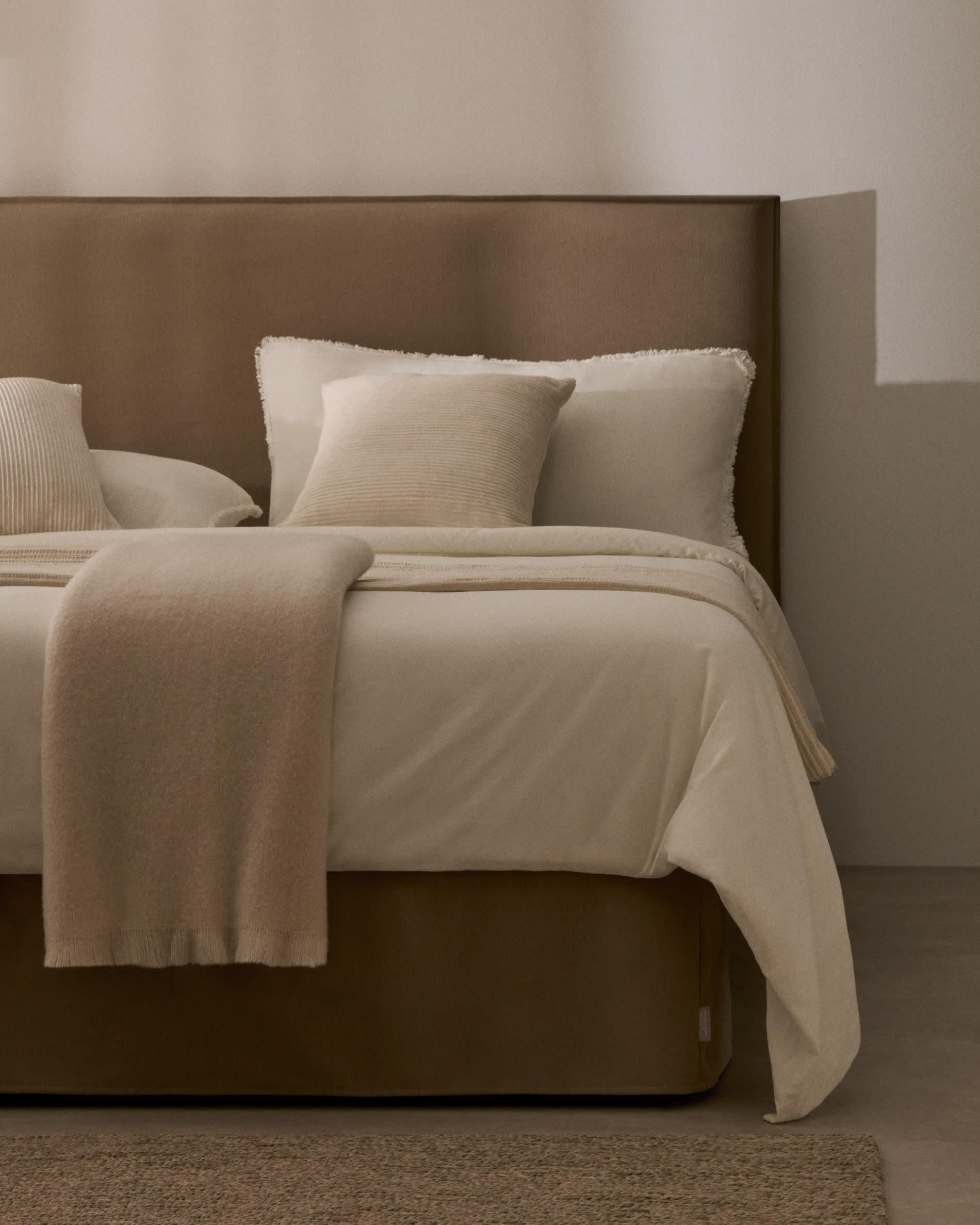 Elegantes Bett Jaira mit taupefarbenem Leinen-Baumwollbezug, abnehmbar, passend für 160x200 cm Matratzen, von Kave Home.