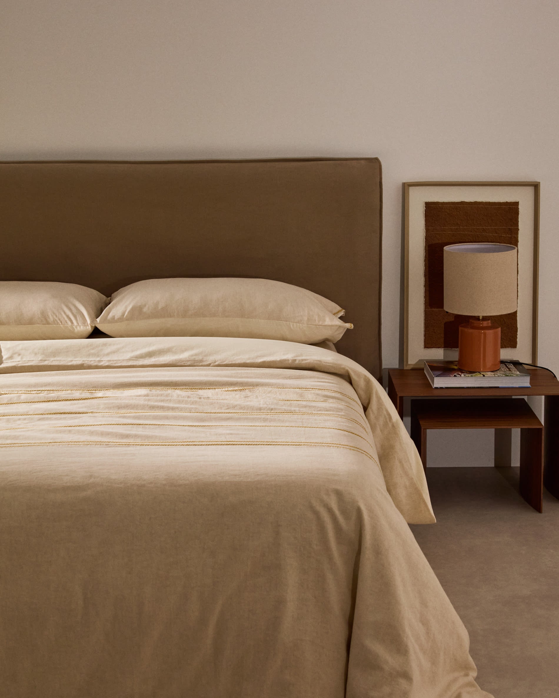 Elegantes Bett Jaira mit taupefarbenem Leinen-Baumwollbezug, abnehmbar, passend für 160x200 cm Matratzen, von Kave Home.