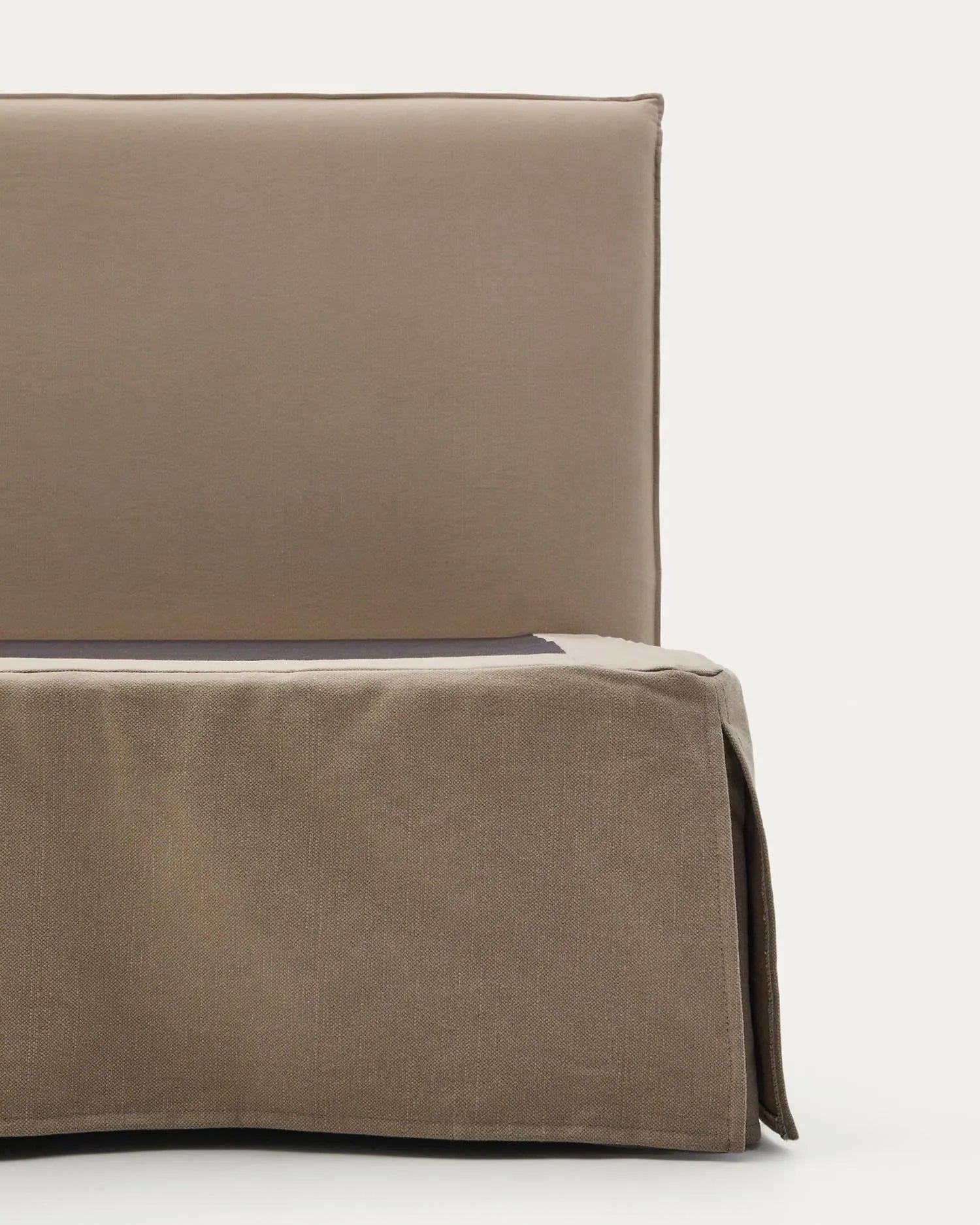 Bett mit abnehmbarem Bezug Jaira aus Leinen und Baumwolle taupe für eine Matratze von 180 x 200 cm FSC Mix Credit in Taupe präsentiert im Onlineshop von KAQTU Design AG. Bett ist von Kave Home