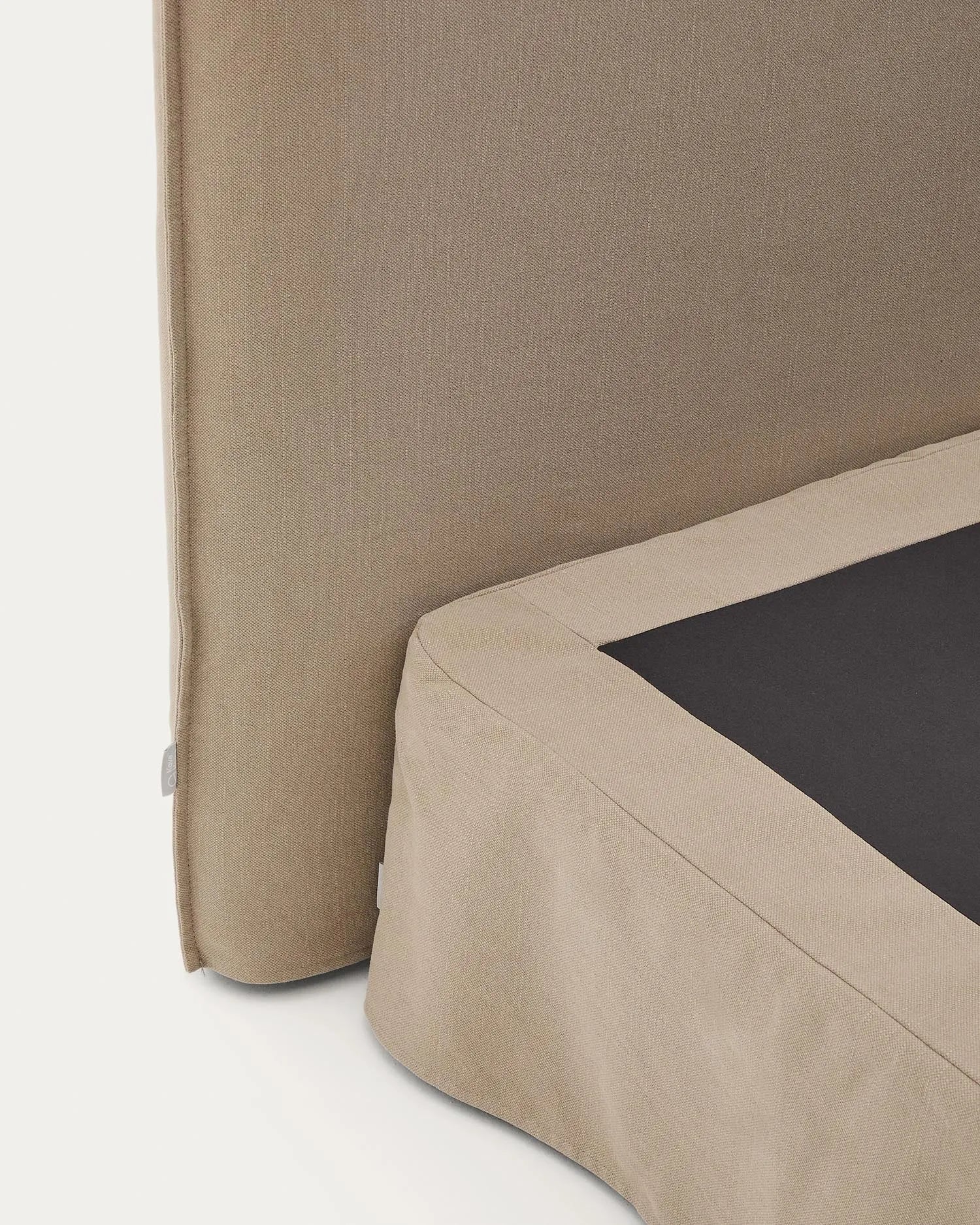 Bett mit abnehmbarem Bezug Jaira aus Leinen und Baumwolle taupe für eine Matratze von 180 x 200 cm FSC Mix Credit in Taupe präsentiert im Onlineshop von KAQTU Design AG. Bett ist von Kave Home