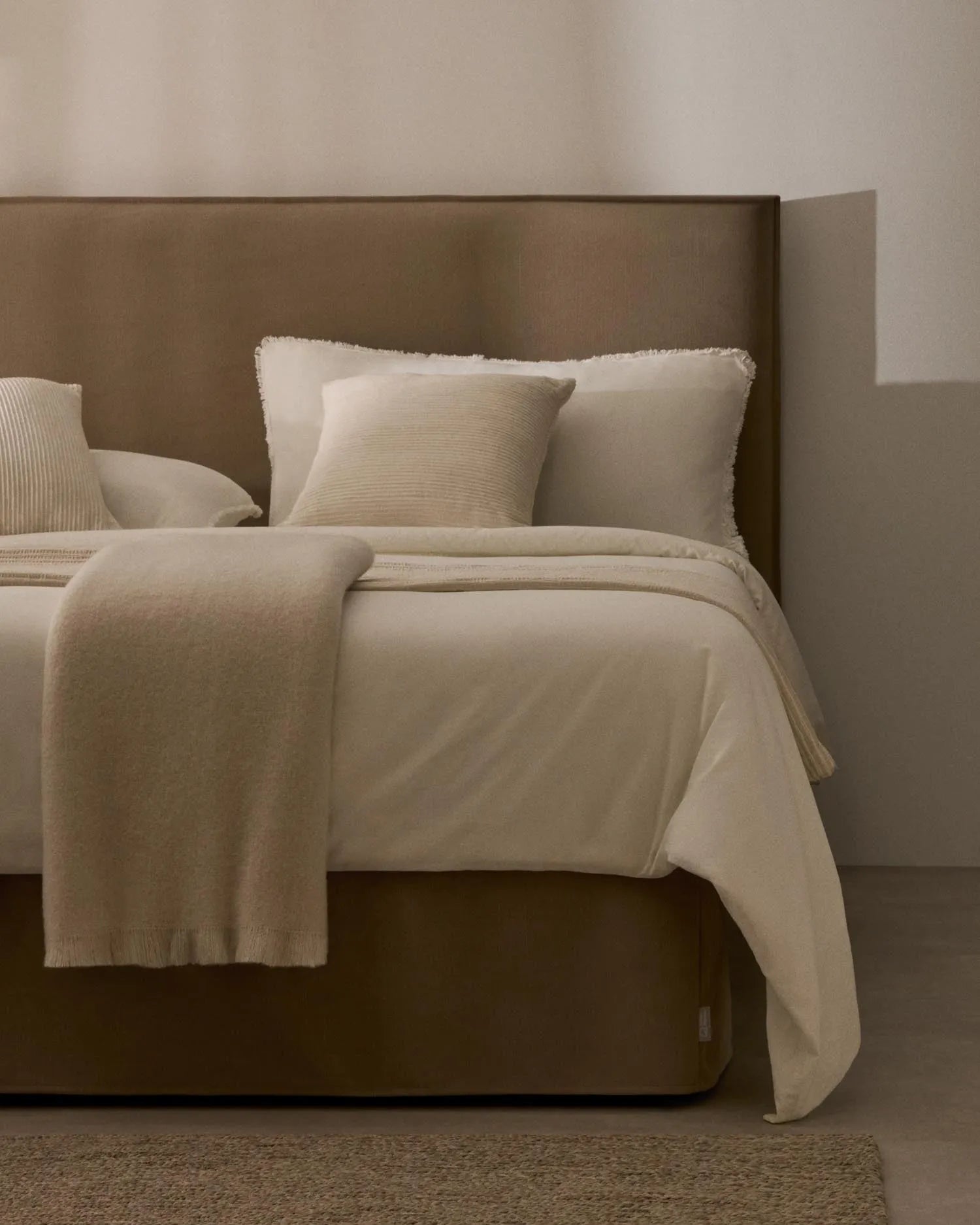Bett mit abnehmbarem Bezug Jaira aus Leinen und Baumwolle taupe für eine Matratze von 180 x 200 cm FSC Mix Credit in Taupe präsentiert im Onlineshop von KAQTU Design AG. Bett ist von Kave Home