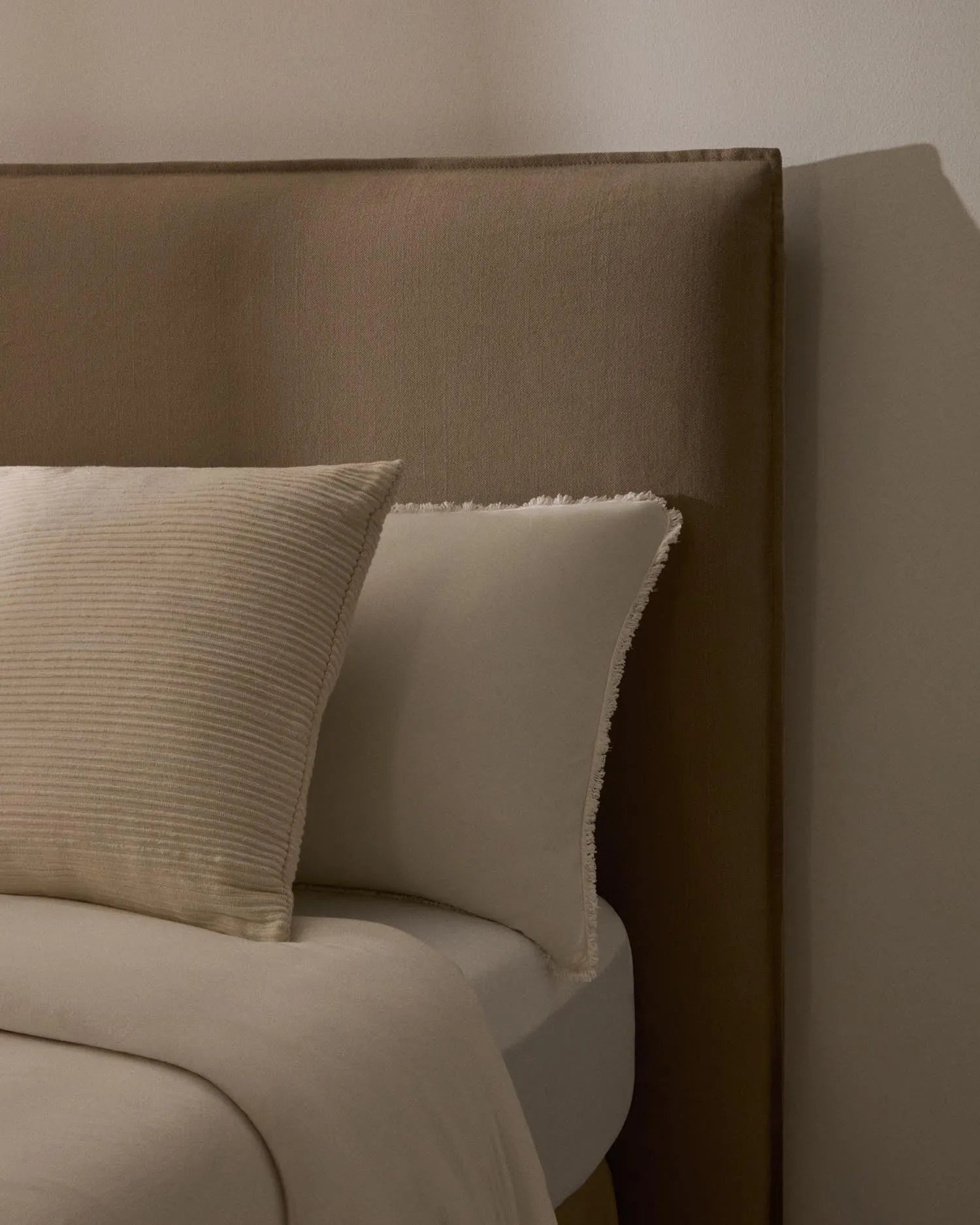 Bett mit abnehmbarem Bezug Jaira aus Leinen und Baumwolle taupe für eine Matratze von 180 x 200 cm FSC Mix Credit in Taupe präsentiert im Onlineshop von KAQTU Design AG. Bett ist von Kave Home