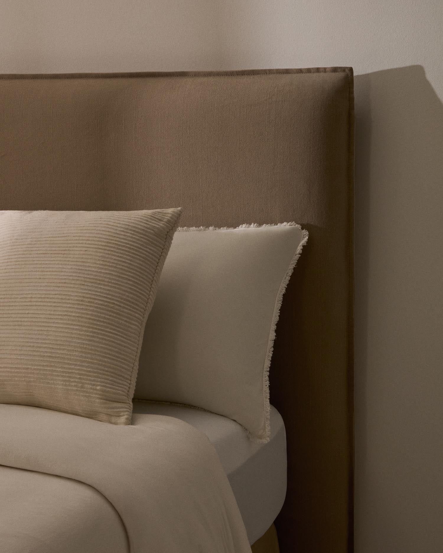 Bett mit abnehmbarem Bezug Jaira aus Leinen und Baumwolle taupe für eine Matratze von 180 x 200 cm FSC Mix Credit in Taupe präsentiert im Onlineshop von KAQTU Design AG. Bett ist von Kave Home