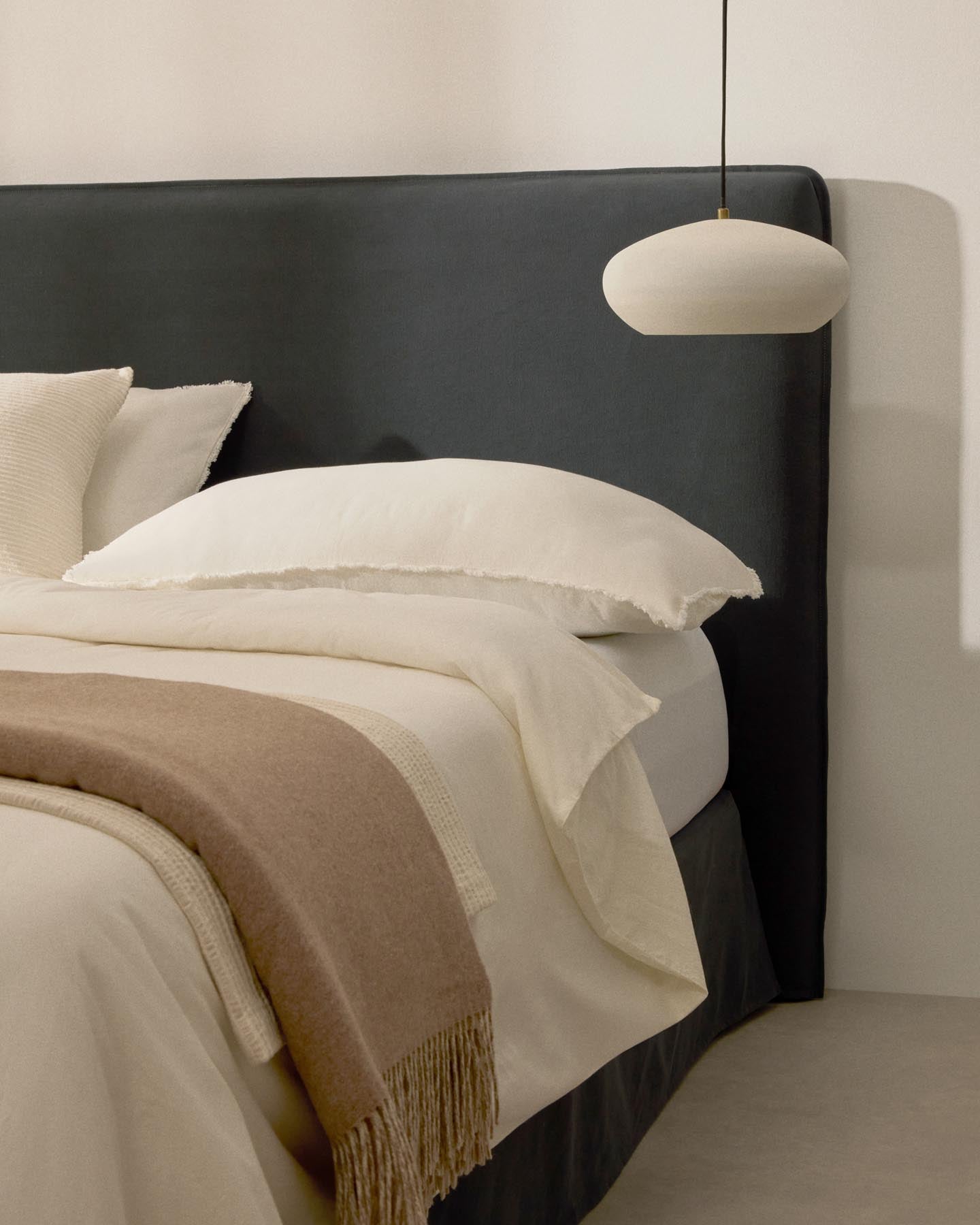 Kopfteil mit abnehmbarem Bezug Jaira aus Leinen und Baumwolle anthrazitgrau für ein Bett von 90 cm FSC Mix Credit in Anthrazit präsentiert im Onlineshop von KAQTU Design AG. Kopfteile ist von Kave Home