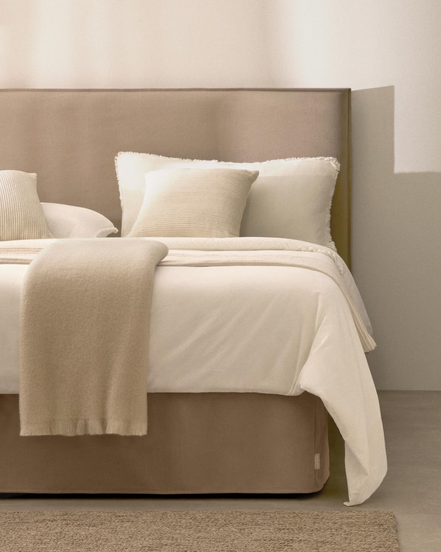 Kopfteil mit abnehmbarem Bezug Jaira aus Leinen und Baumwolle taupe für ein Bett von 180 cm FSC Mix Credit in Taupe präsentiert im Onlineshop von KAQTU Design AG. Zubehör Bett ist von Kave Home