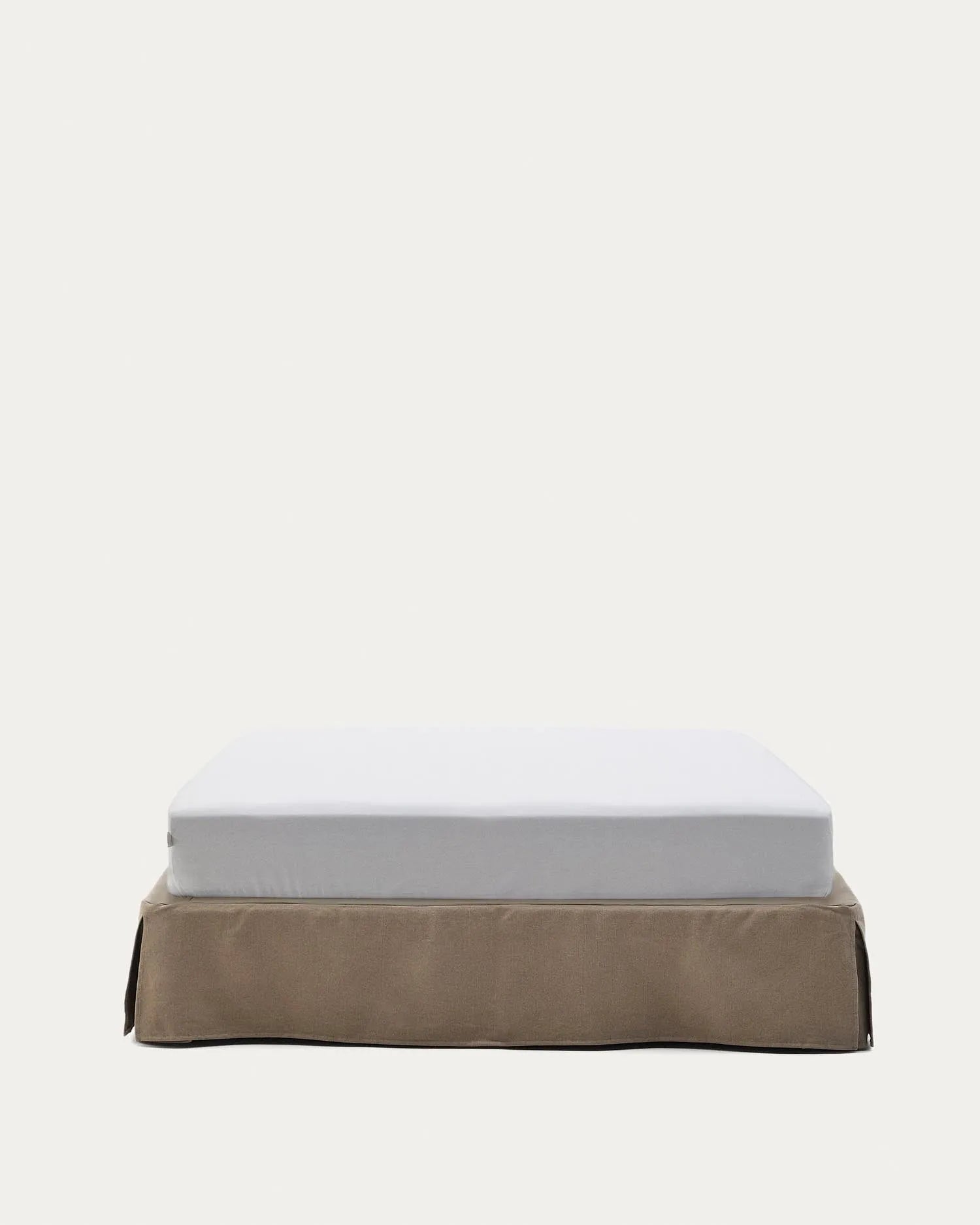 Bettgestell mit abnehmbarem Bezug Jaira aus Leinen und Baumwolle taupe für eine Matratze von 150 x 190 cm   in Taupe präsentiert im Onlineshop von KAQTU Design AG. Bett ist von Kave Home