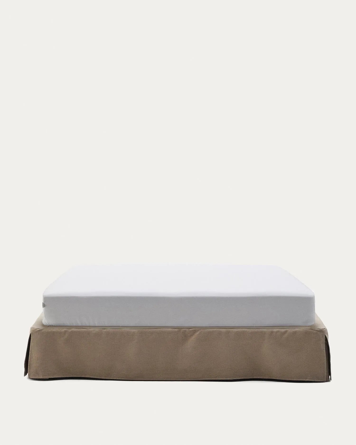 Bettgestell mit abnehmbarem Bezug Jaira aus Leinen und Baumwolle taupe für eine Matratze von 180 x 200 cm   in Taupe präsentiert im Onlineshop von KAQTU Design AG. Bett ist von Kave Home