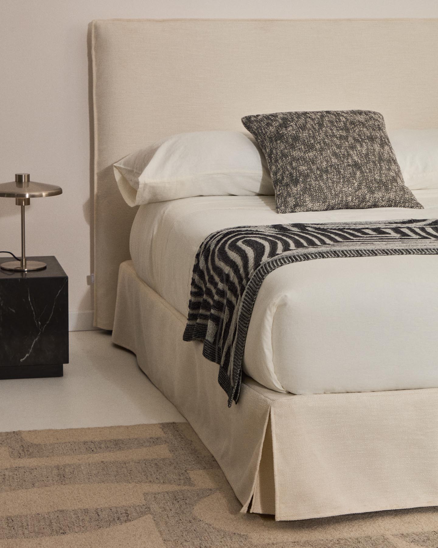 Bettrahmenbezug Jaira aus weißer Chenille für Betten von 150 x 190 cm in  präsentiert im Onlineshop von KAQTU Design AG. Zubehör Bett ist von Kave Home