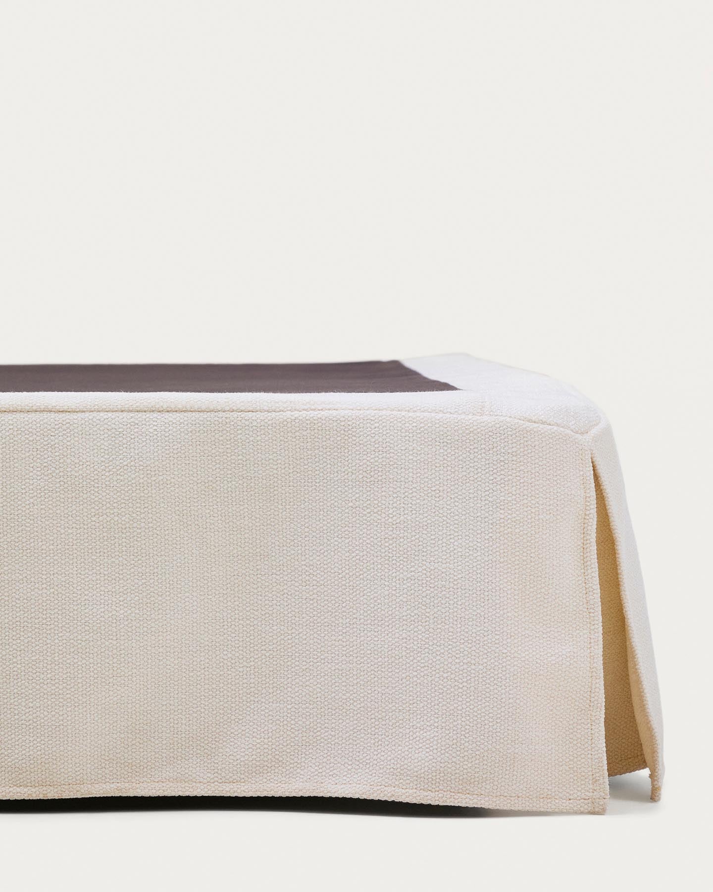 Bettrahmenbezug Jaira aus weißer Chenille für Betten von 180 x 200 cm in  präsentiert im Onlineshop von KAQTU Design AG. Zubehör Bett ist von Kave Home