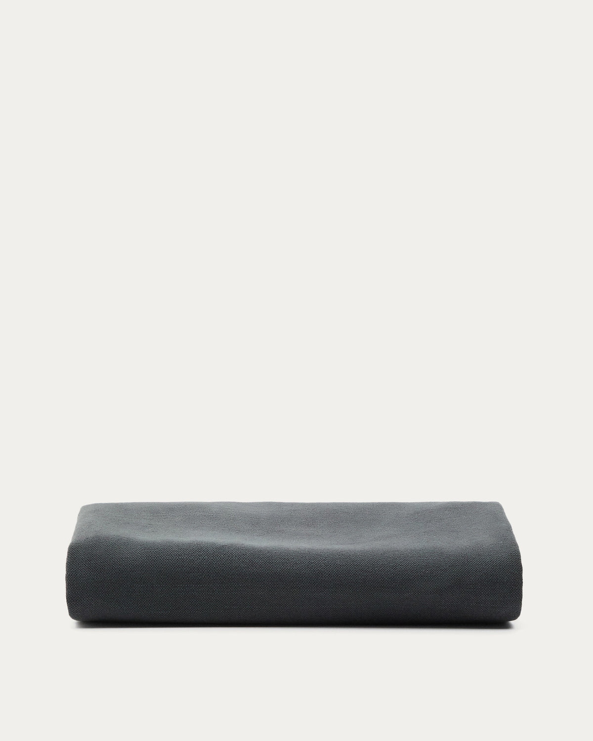 Kopfteilbezug Jaira aus anthrazitgrauem Leinen und Baumwolle für ein Bett bis zu 180 cm in Anthrazit präsentiert im Onlineshop von KAQTU Design AG. Zubehör Bett ist von Kave Home