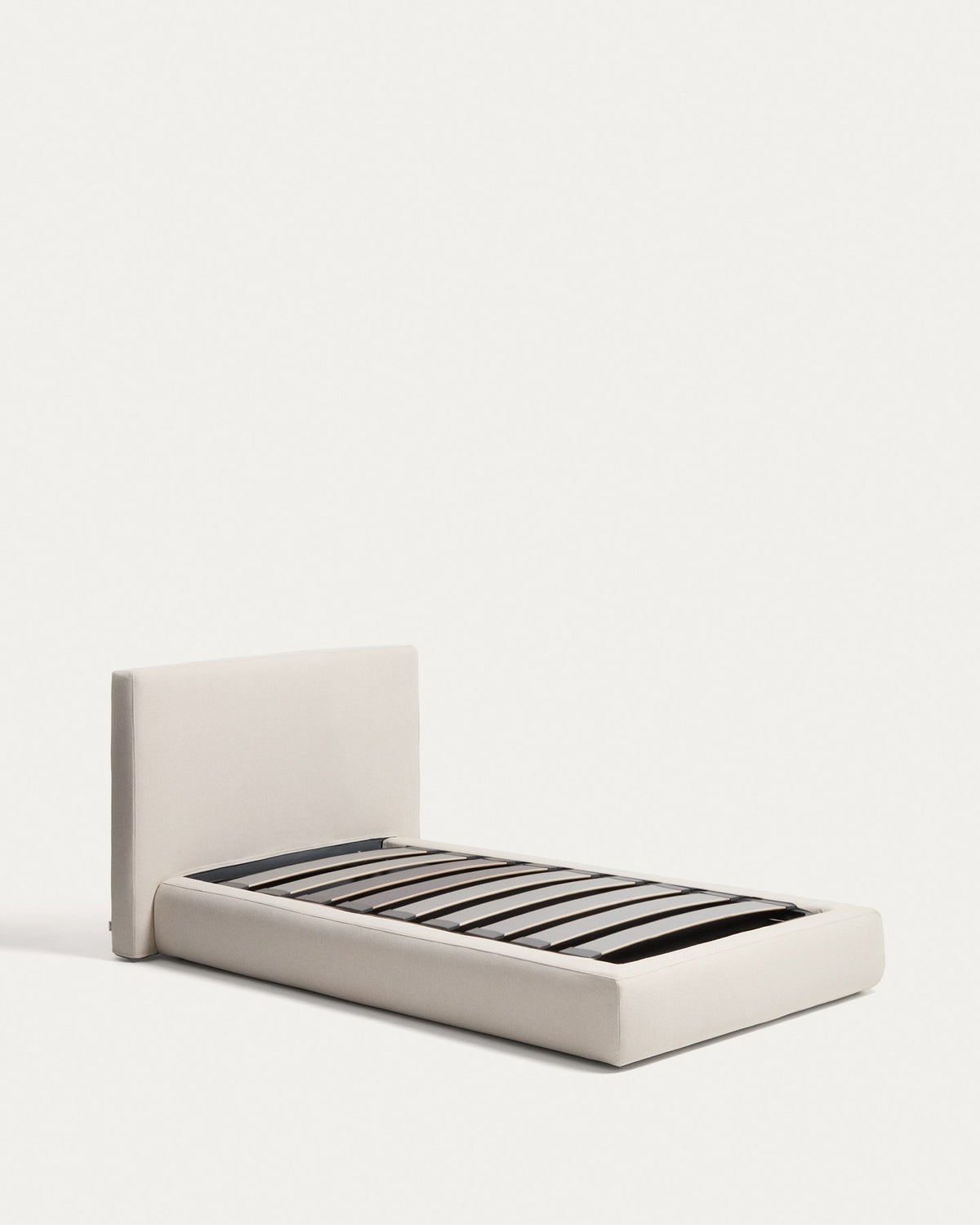 Bett Blok in Écru von Kave Home mit aufklappbarem Bettkasten, breiter Rahmen aus Holz und Stahl, für Matratzengrösse 90 x 200 cm