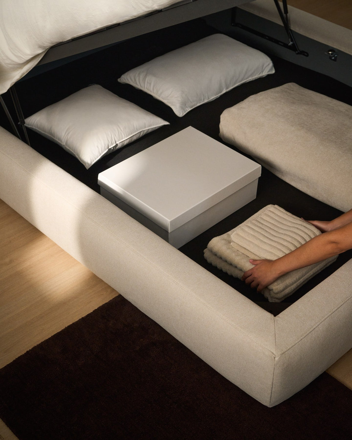 Abziehbares Bett Blok in Écru mit aufklappbarem Bettkasten, Rahmen aus MDF, Spanplatte und Holz, für Matratzengrösse 180 x 200 cm