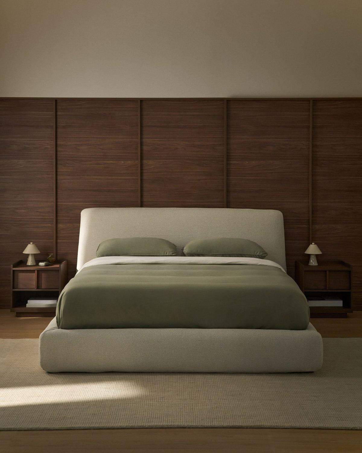 Bett Martina von Kave Home mit ecrufarbenem Chenillebezug, geschwungenen Formen und aufklappbarem Bettkasten für Matratzengrösse 160x200 cm.