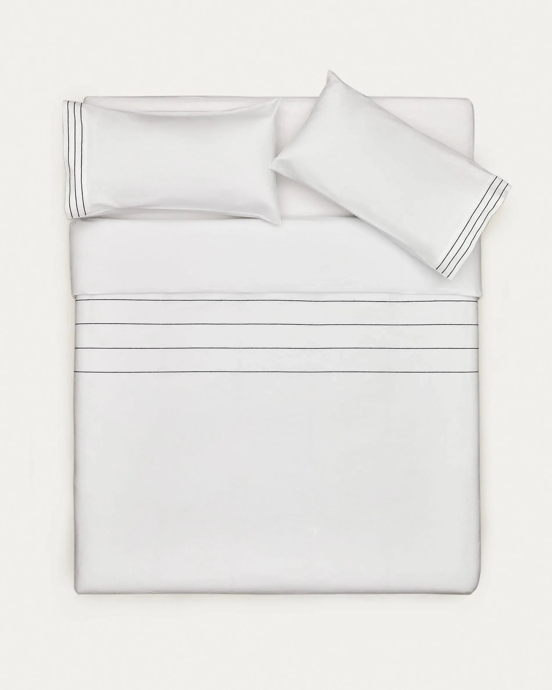 Elegantes Cintia Set aus Baumwollperkal mit gestickten Streifen, 135x200 cm, für stilvollen Komfort und nachhaltigen Luxus.