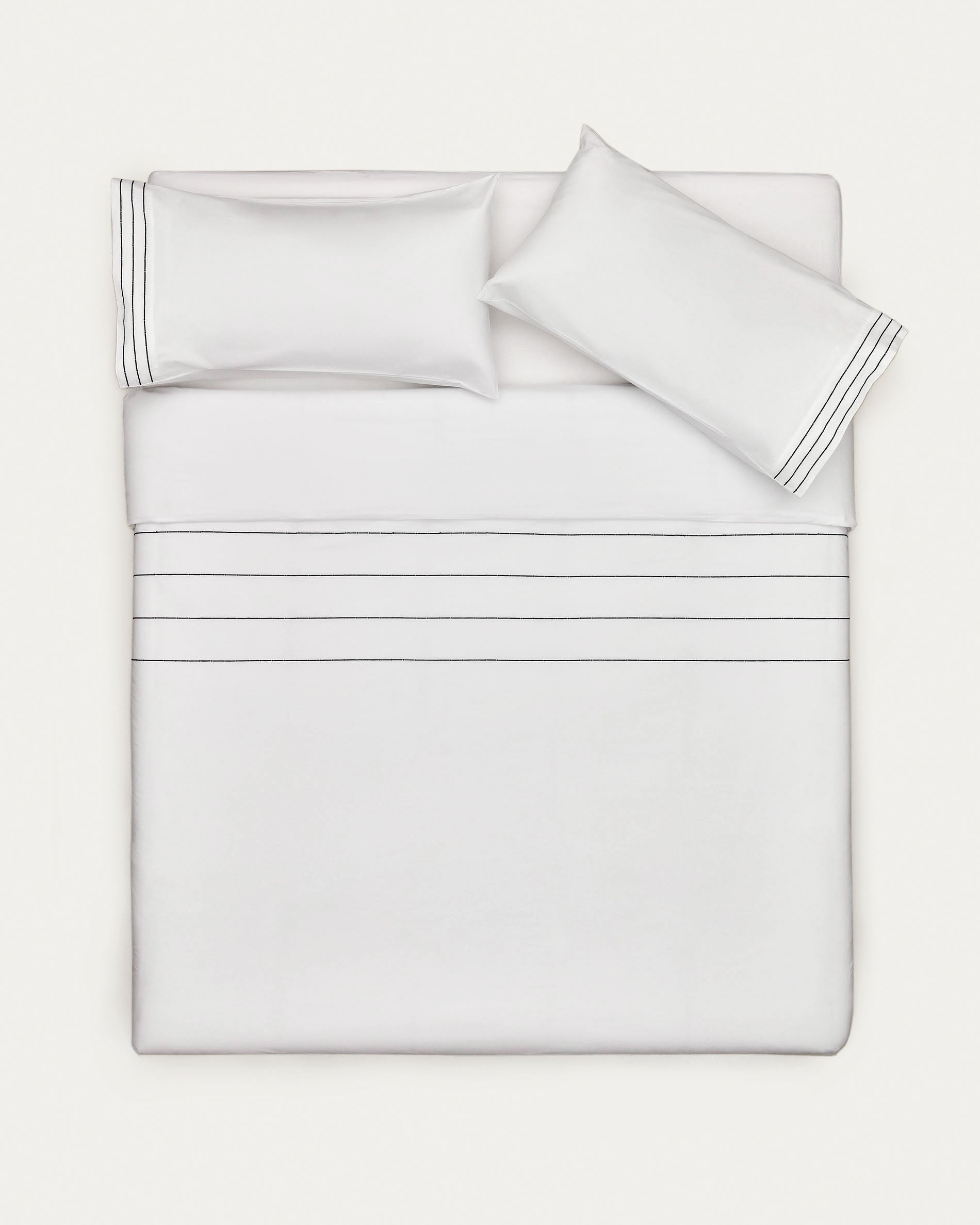 Elegantes Cintia Set aus Baumwollperkal mit gestickten Streifen, bestehend aus Bettdeckenbezug und Kissenhülle, 135x200 cm.