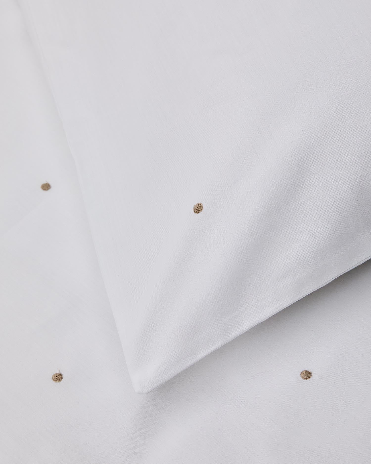 Hochwertige Bettwäsche aus Baumwollperkal mit modernem Punktemuster und eleganter Stickerei. Ideal für 90 cm Betten, inklusive Bettdecken- und Kissenbezug.