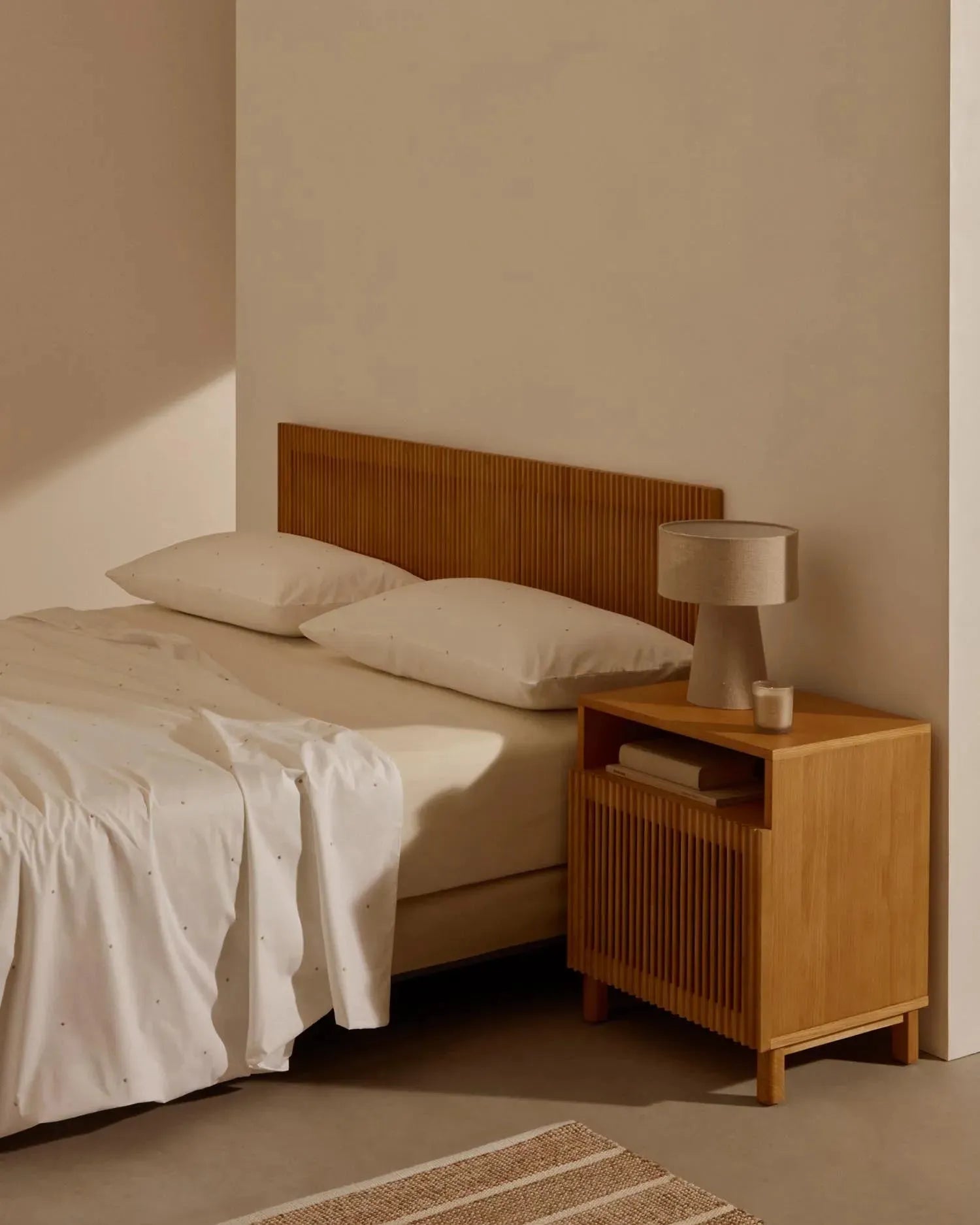 Hochwertiges Bettwäsche-Set aus Baumwollperkal mit feiner Stickerei, ideal für 150 cm Betten. Bezüge für Decke und Kissen.