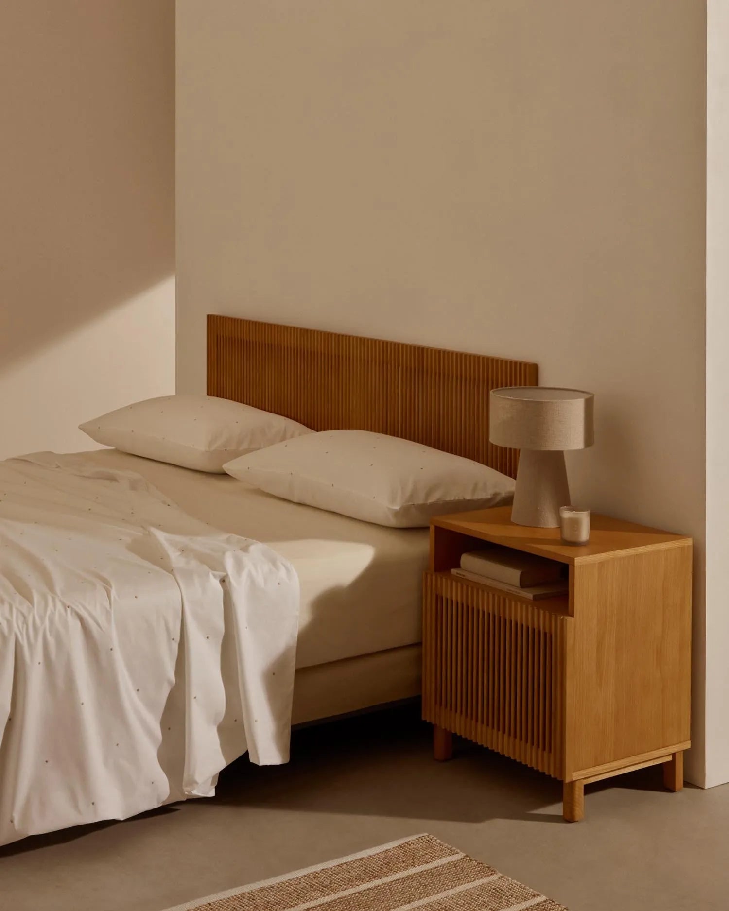 Hochwertiges Set aus Baumwollperkal mit feiner Stickerei, ideal für 150 cm Betten. Bezüge für Decke und Kissen enthalten.