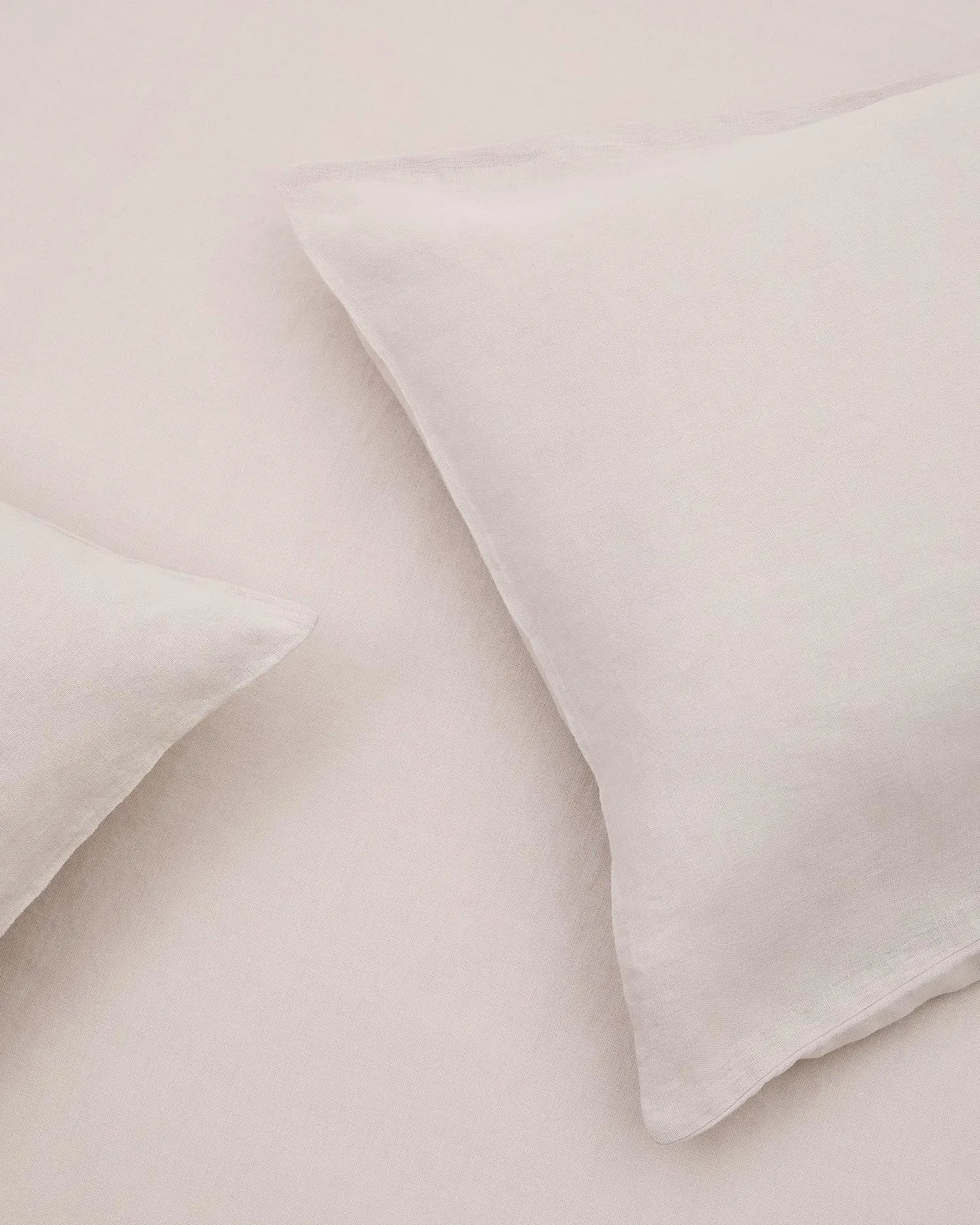 Elegante graue Bettwäsche aus Baumwolle und Leinen für 150 cm Betten, vereint Komfort und Stil.