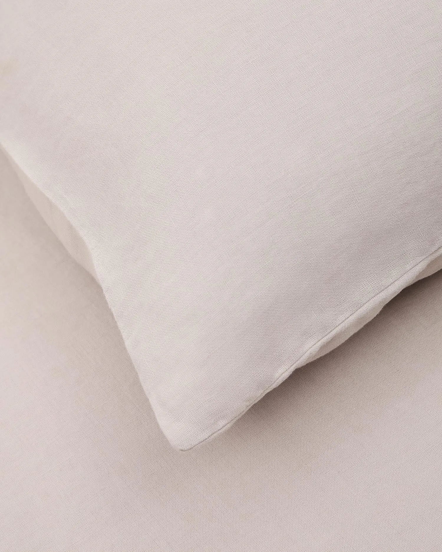 Elegante graue Bettwäsche aus Baumwolle und Leinen für 150 cm Betten, vereint Komfort und Stil.