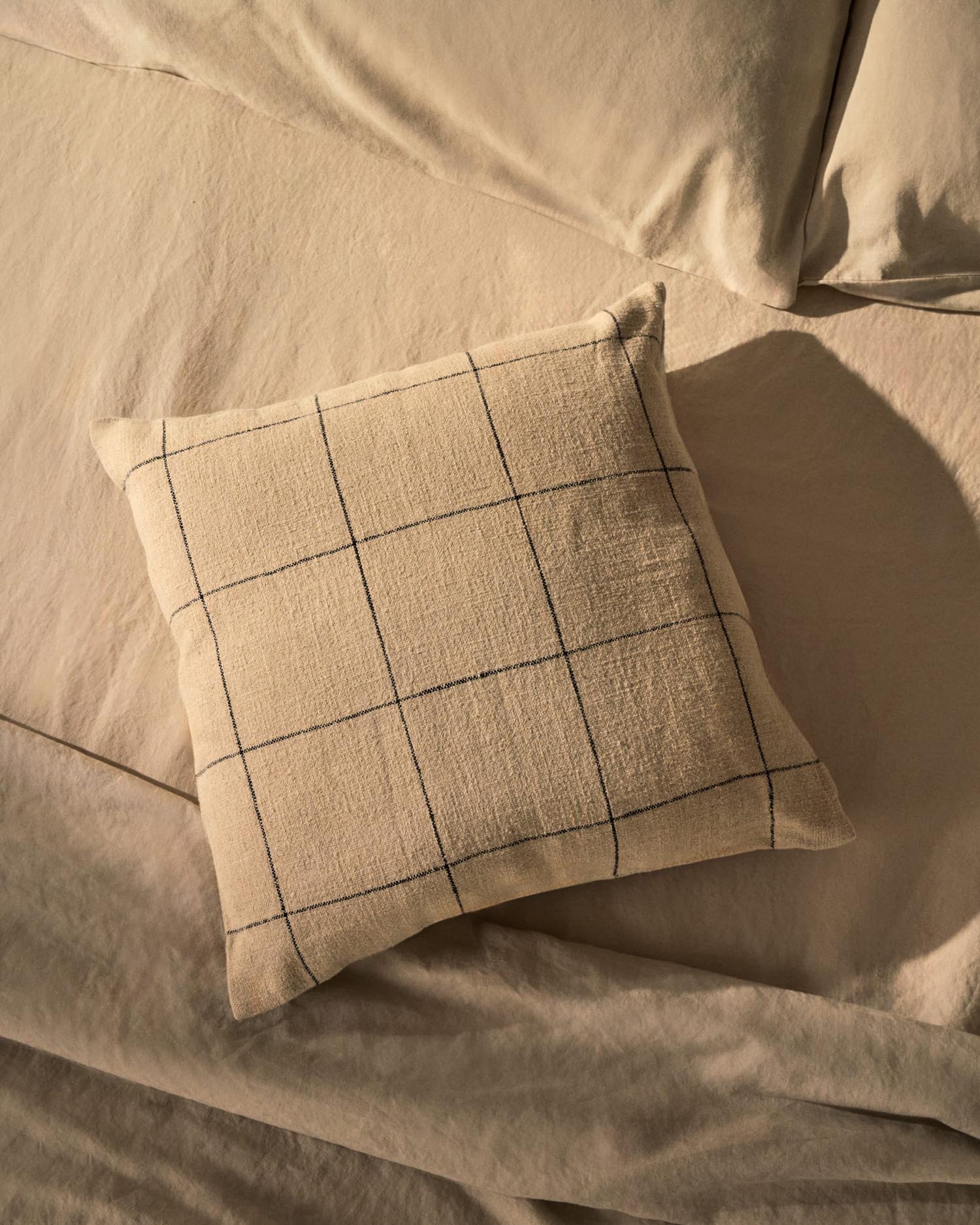 Elegantes Set aus Baumwolle und Leinen in Grau, passend für 180 cm Betten, von Kave Home, für stilvollen Schlafkomfort.