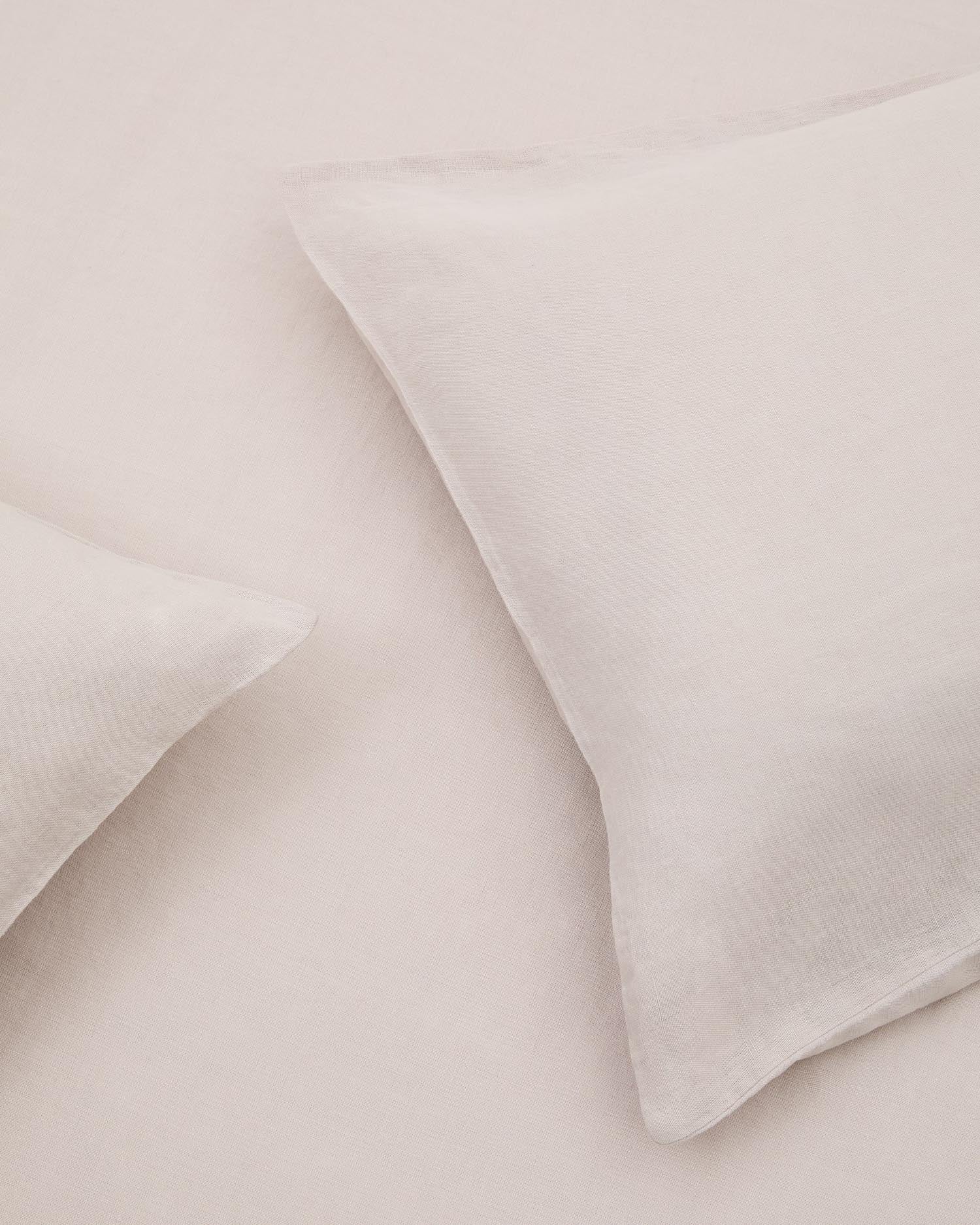 Graues Spannbettlaken aus Baumwolle und Leinen, ideal für 90 cm Betten. Komfortabel, langlebig und elegant von Kave Home.