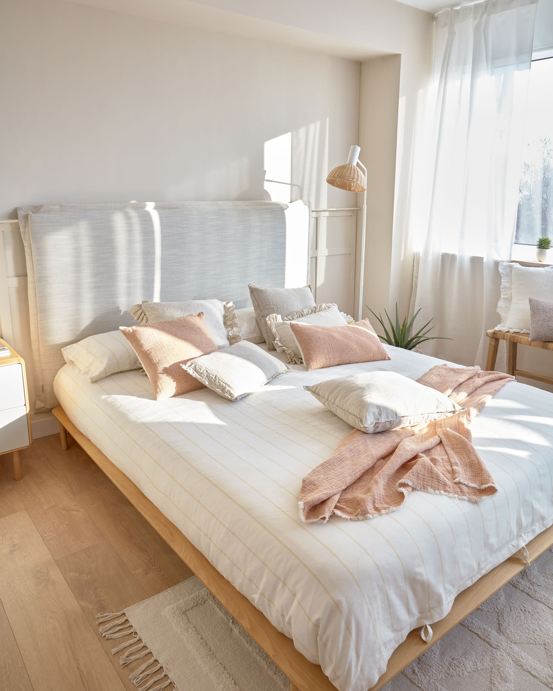 Anielle Bett aus massiver Esche von Kave Home, geeignet für 180x200 cm Matratzen, elegant und hochwertig verarbeitet.