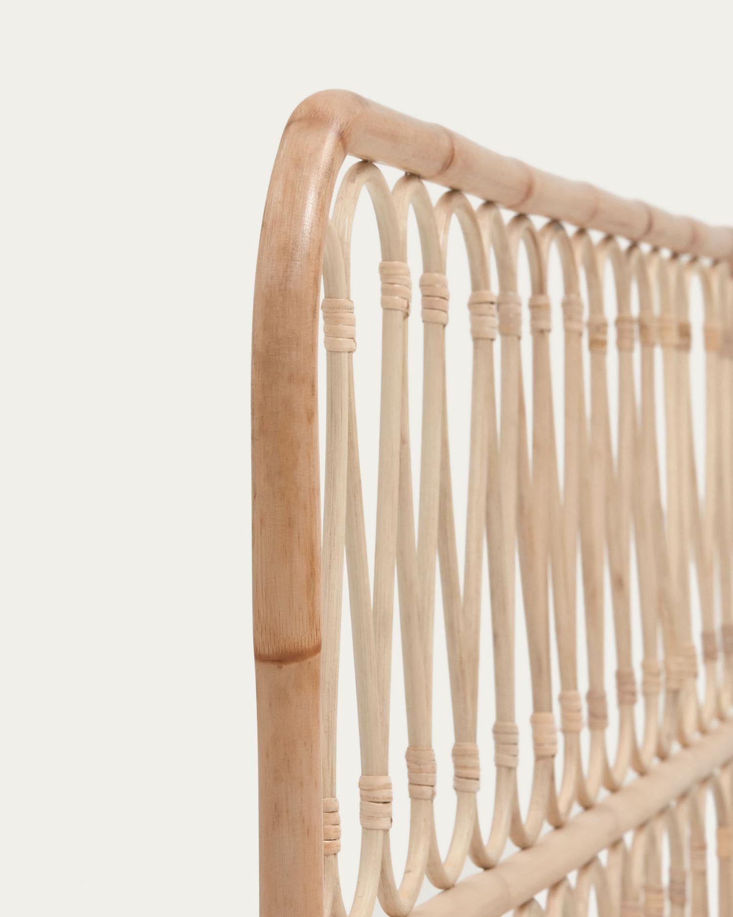 Elegantes Rattan-Bettkopfteil Caterina, 150 cm, natürliches Finish, ideal für stilvolle Schlafzimmer.