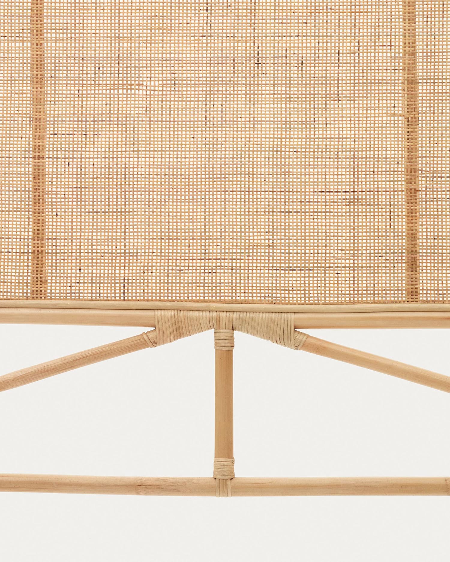 Elegantes Quiterie Bettkopfteil aus Rattan, 150/160 cm, mit natürlichem Finish. Perfekt für ein gemütliches, nachhaltiges Schlafzimmer.